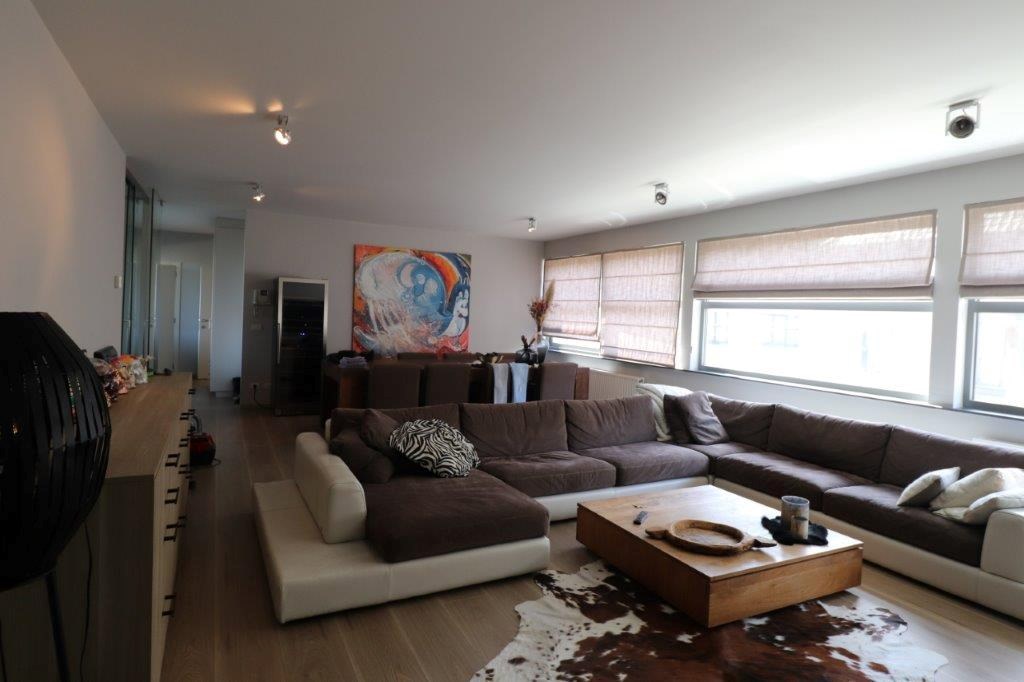 Prachtig appartement op de eerste verdieping met 3 slaapkamers, midden in het centrum gelegen 