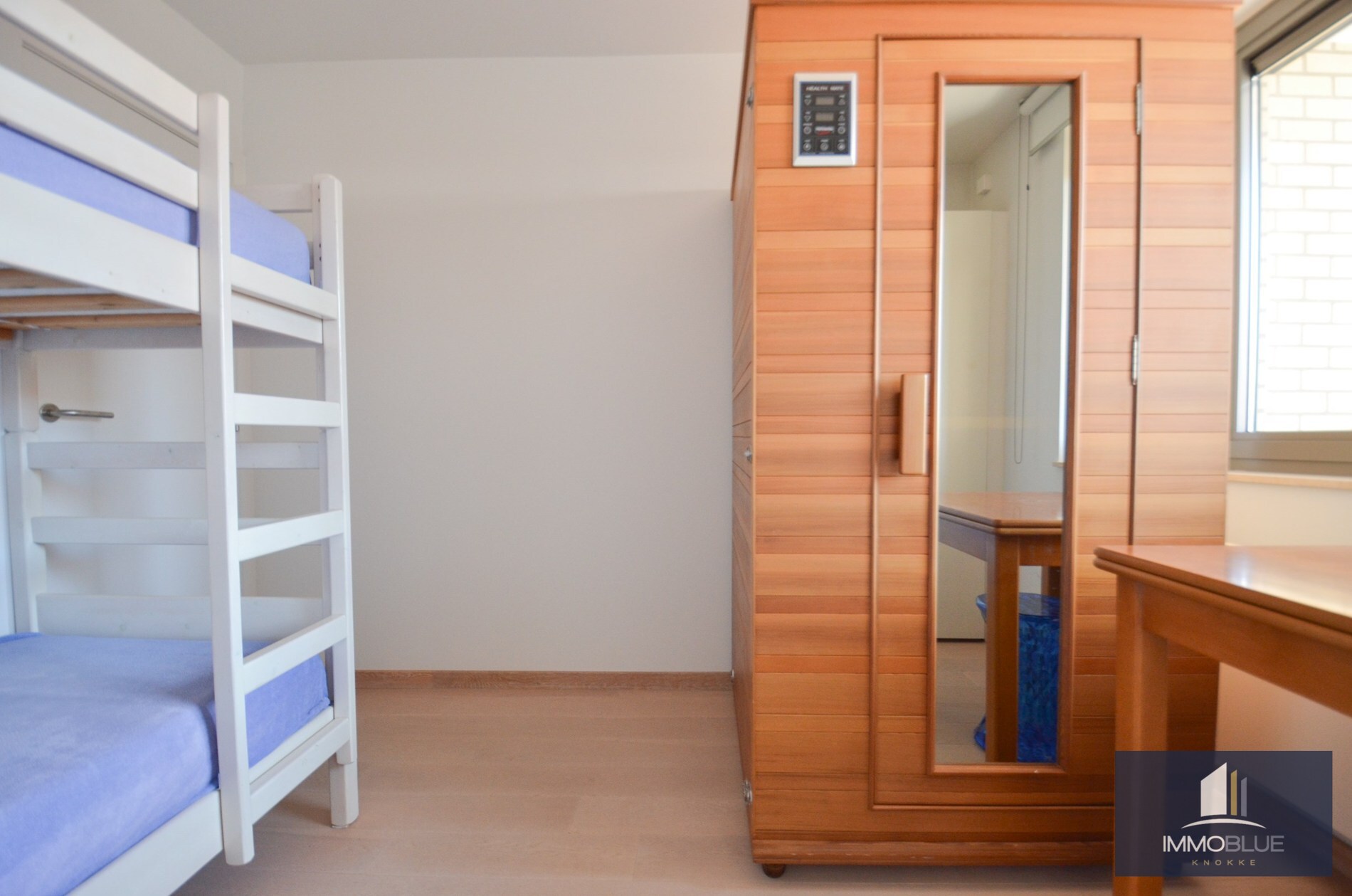 Duplex mezzanine lumineux et spacieux à louer, situé à deux pas de la mer. 