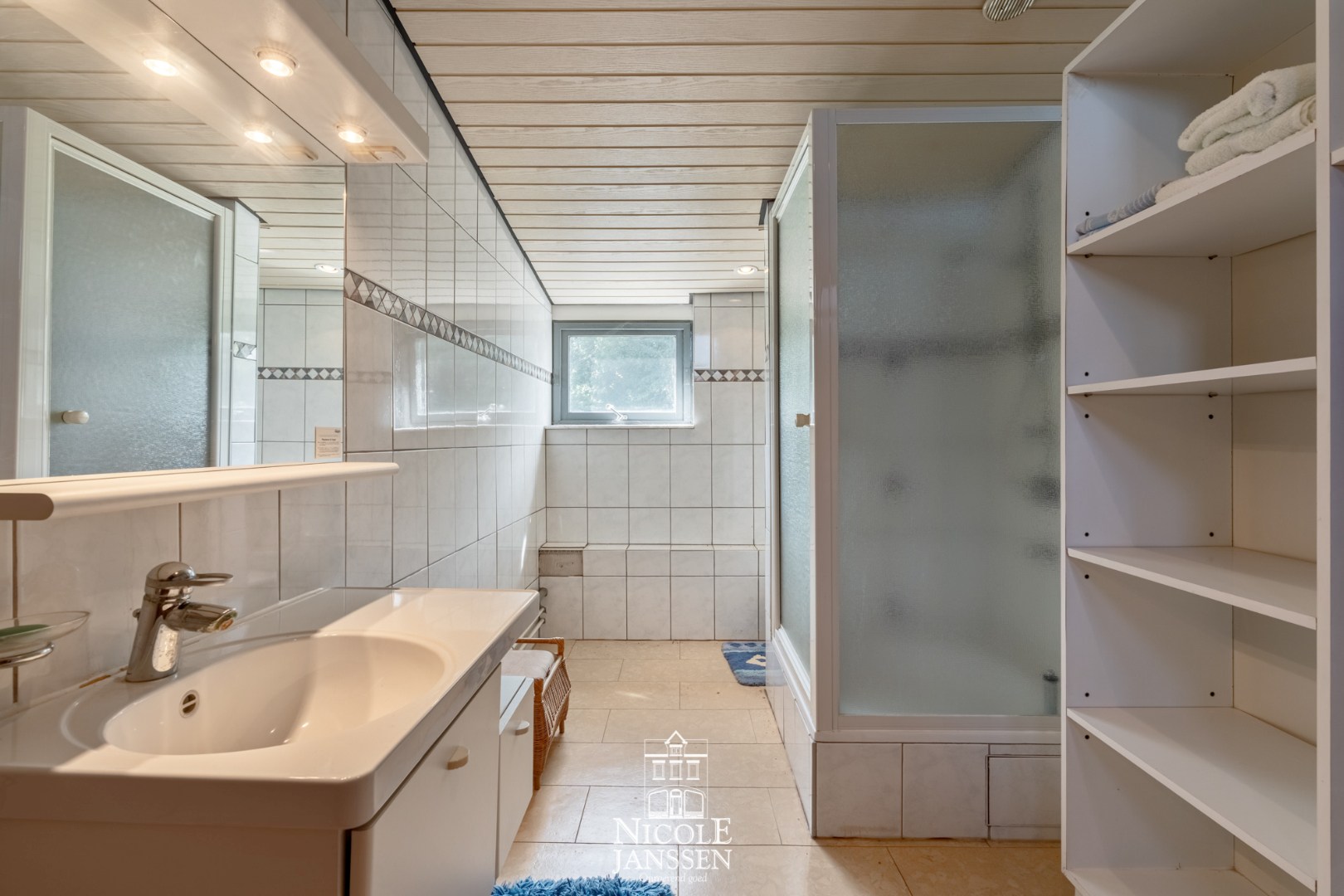 Badkamer met inloopdouche en enkele lavabo in badkamermeubel 