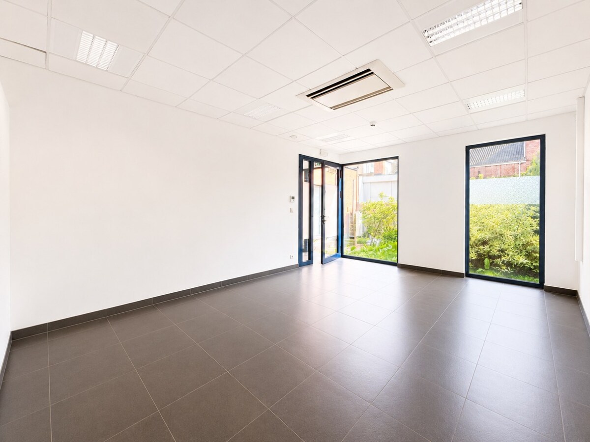 À Dottignies : surface commerciale modulable de ±116 m² avec jardin et excellente visibilité ! 