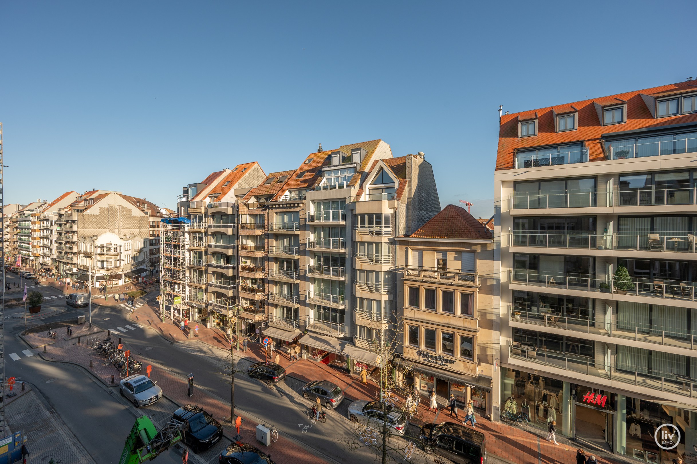 Récent appartement met mooie gevelbreedte centraal gelegen op de Lippenslaan te Knokke. 