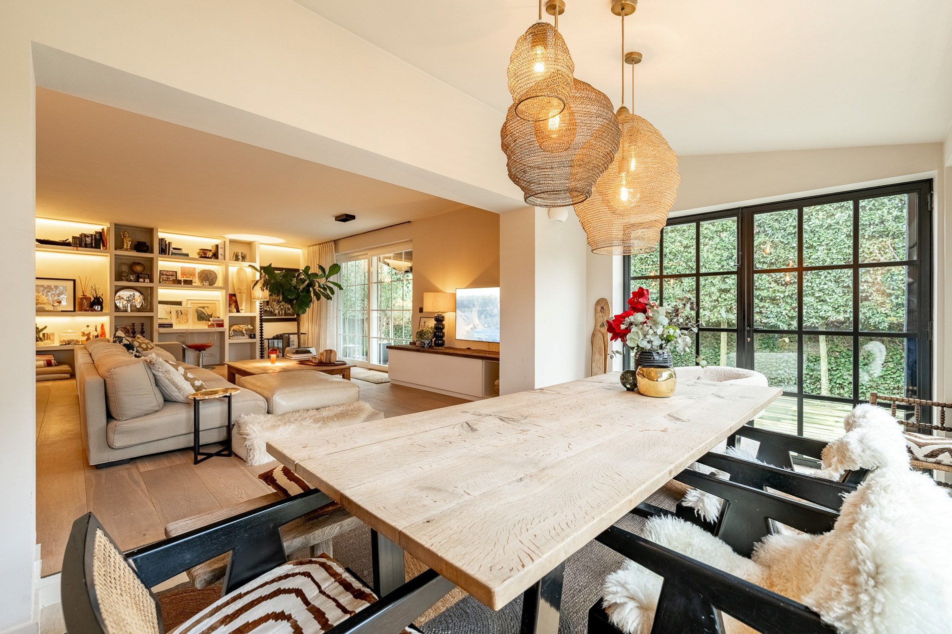 Gelegen in een rustige en uiterst gegeerde residentiële wijk van Knokke, biedt deze volledig gerenoveerde woning een perfecte combinatie van hedendaags comfort, licht en verfijnde elegantie 