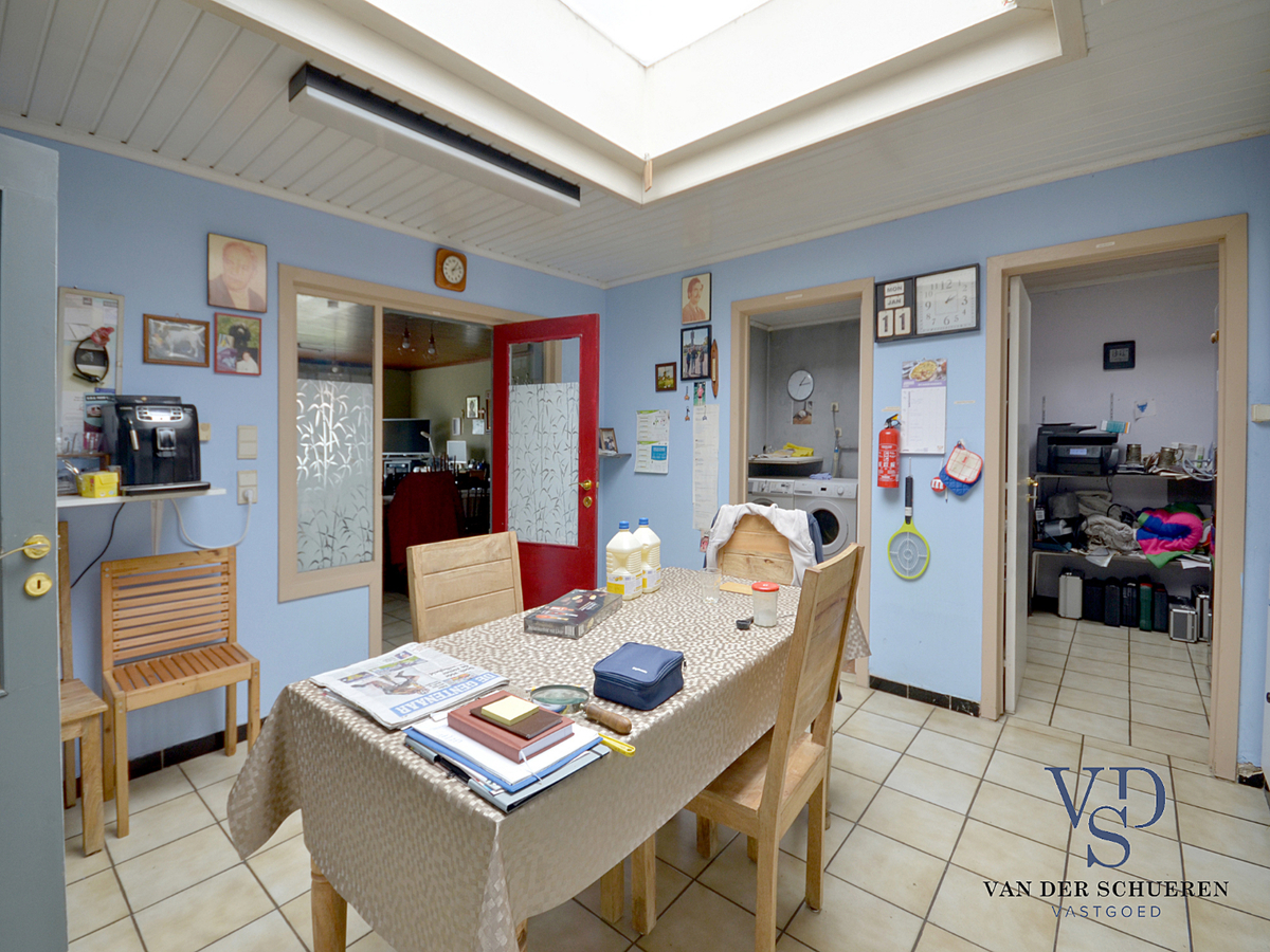 Zeer ruime, te renoveren woning (met enkele garage). Goed gelegen. 