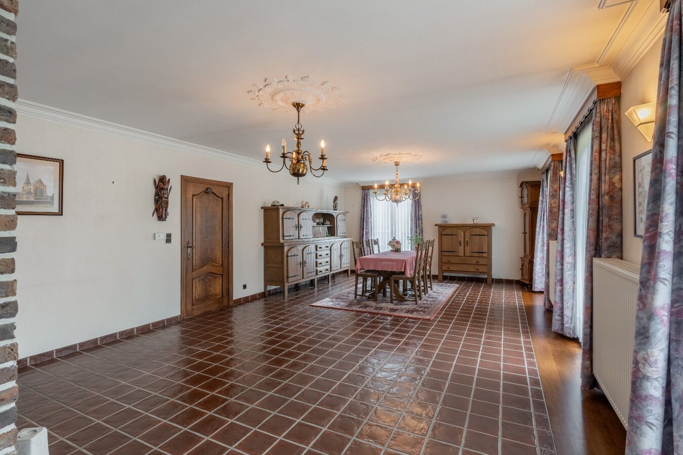 Ruime woning met garage, tuin en 3 slaapkamers op een zeer rustige locatie. 