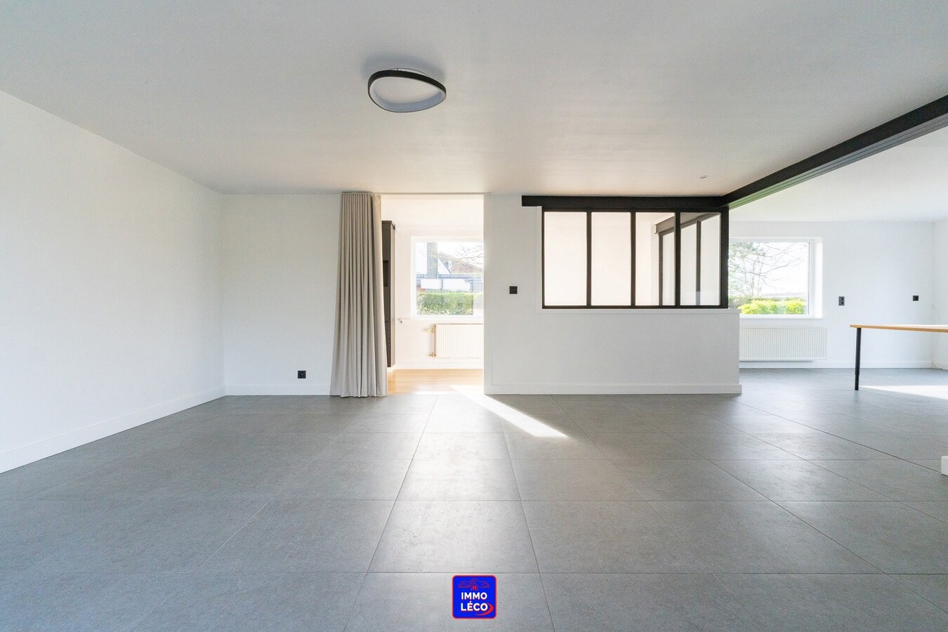 Villa "Semi Plain-Pied" érigée sur 1600m², grand parking, garage, jardin, COUP DE COEUR ! 