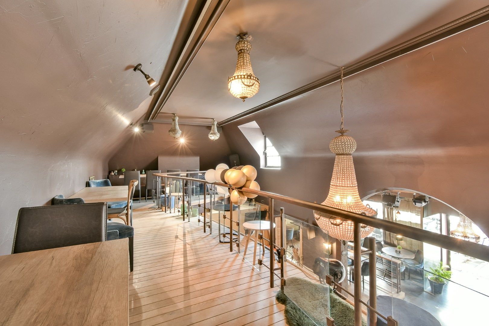 Multifunctionele eigendom met appartementen en handelszaken! 