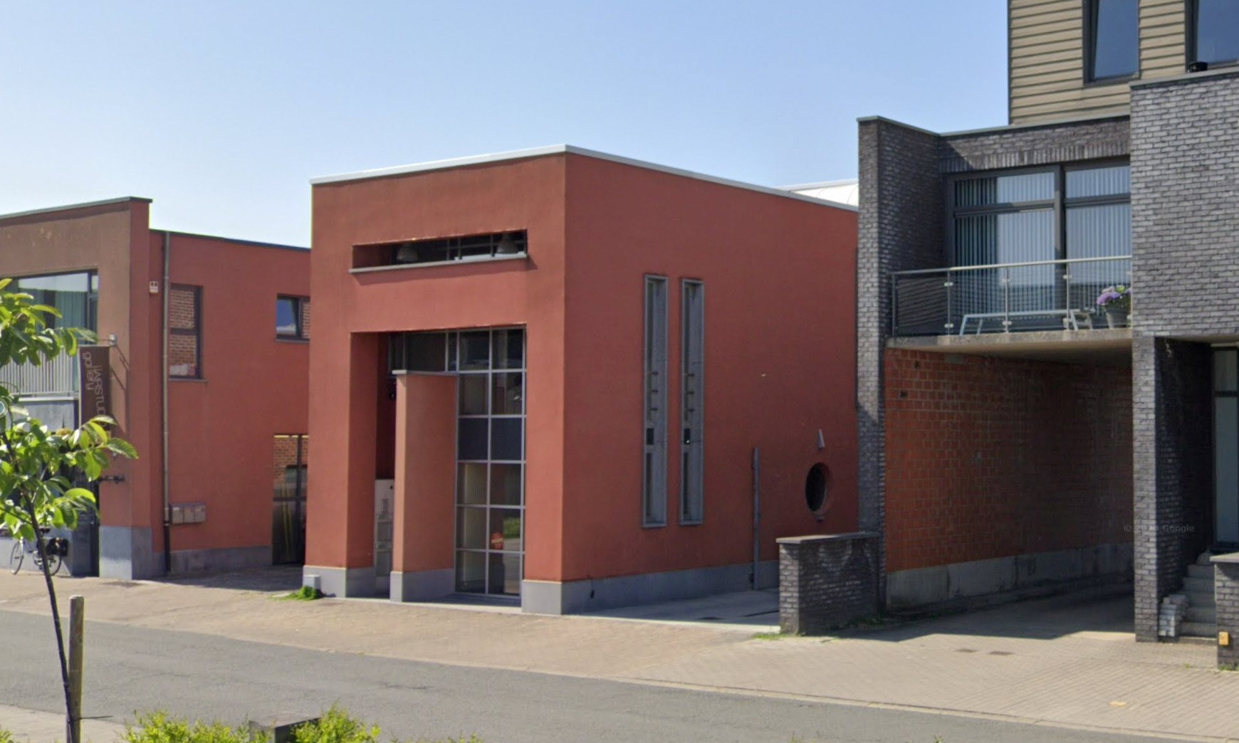 Stand-alone kantoorgebouw met opslag te huur in Deinze