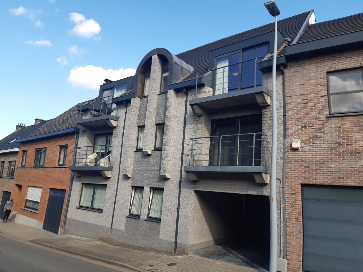 Ruim duplex 2-slp-appartement in centrum Gavere. 