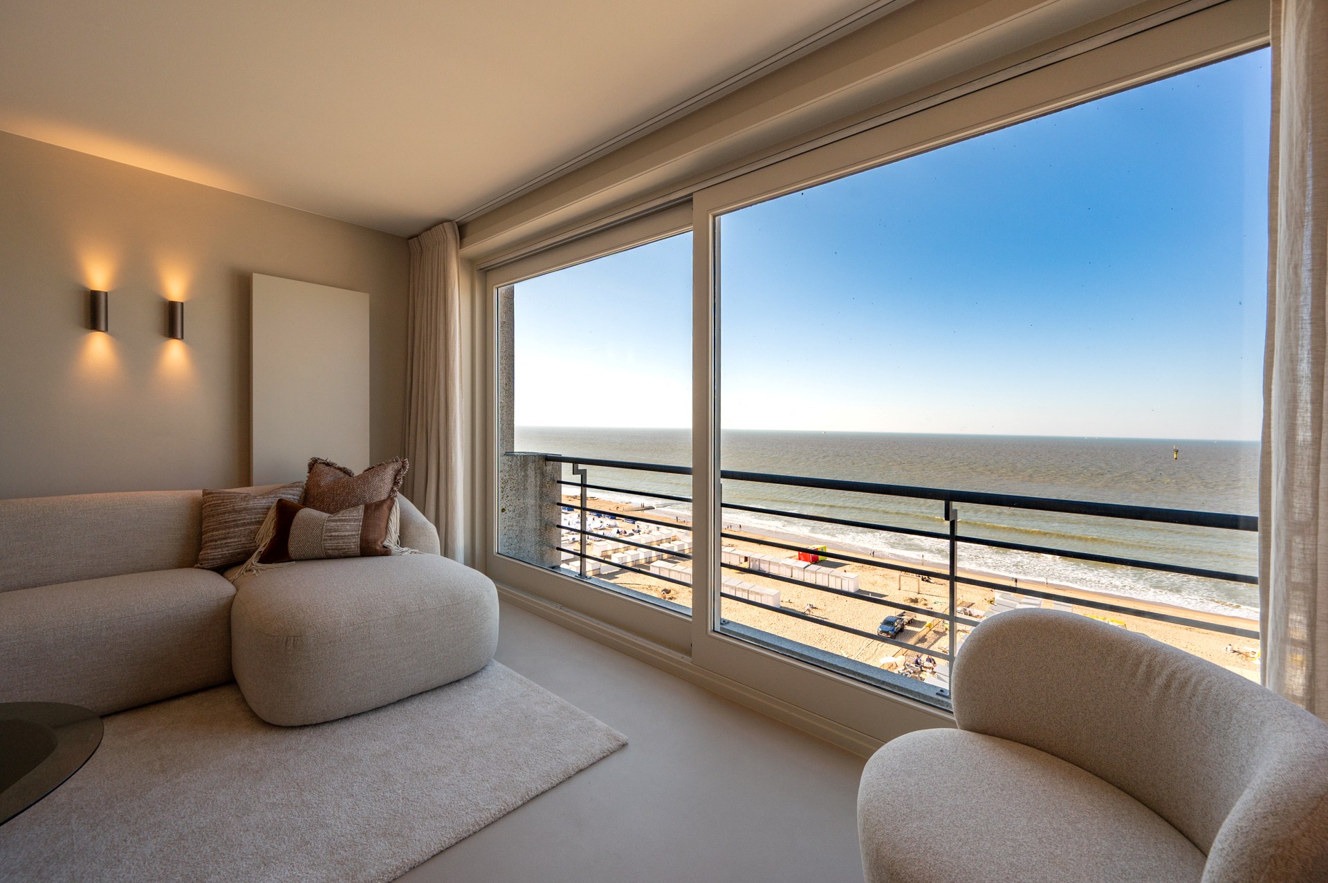 Prachtig gerenoveerd en instapklaar appartement met 3 slaapkamers en frontaal zeezicht, gelegen in een prestigieuze residentie op de zeedijk in het Zoute. 