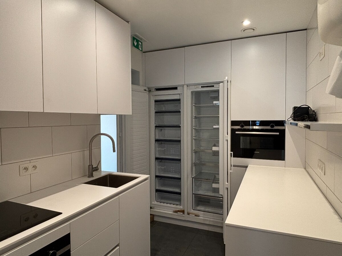 Instapklaar handelsgelijksvloers 90 m² met ruim terras  in het centrum Sint-Antonius naast Bpost. 