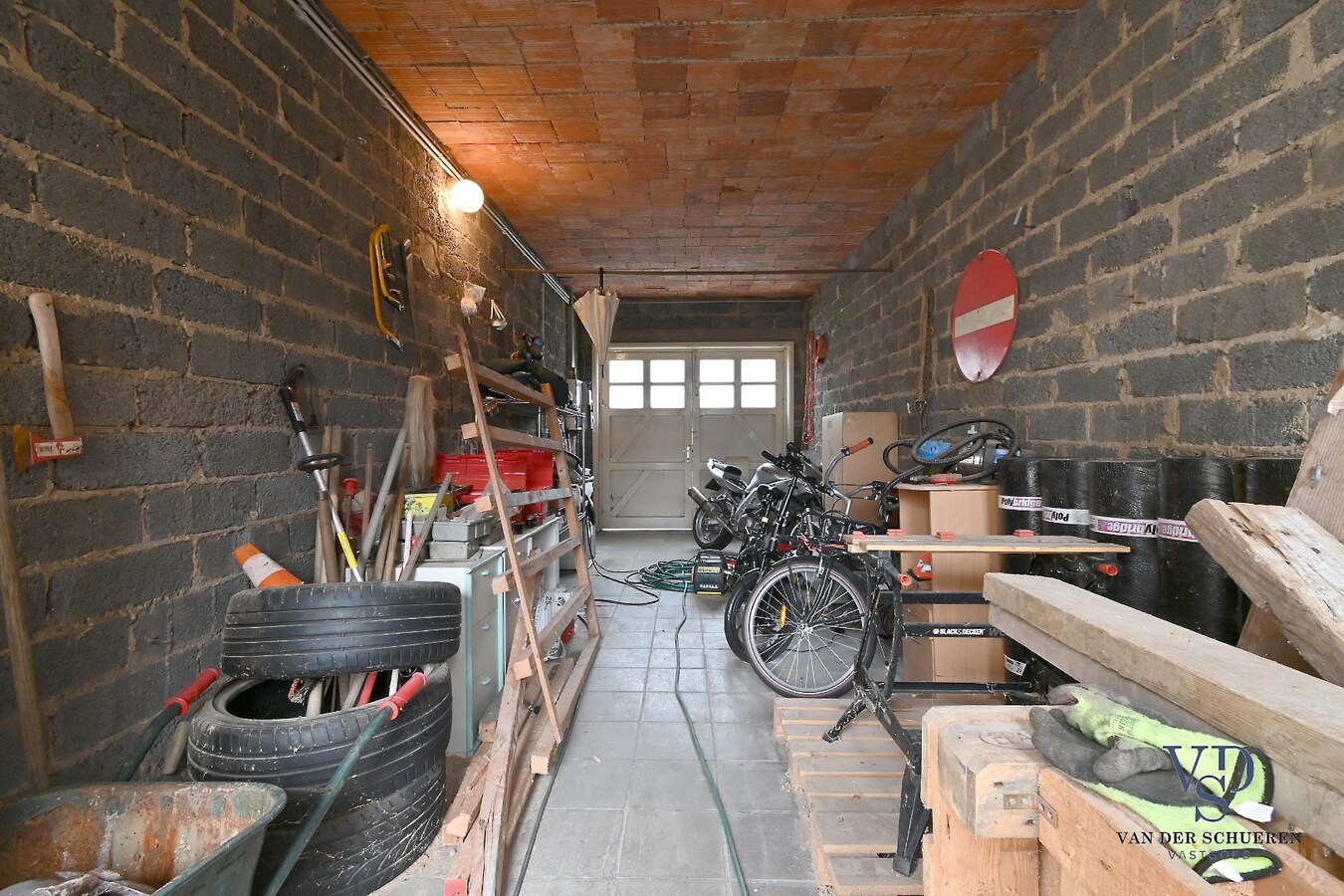 Bijzonder ruime, praktisch ingedeelde rijwoning 