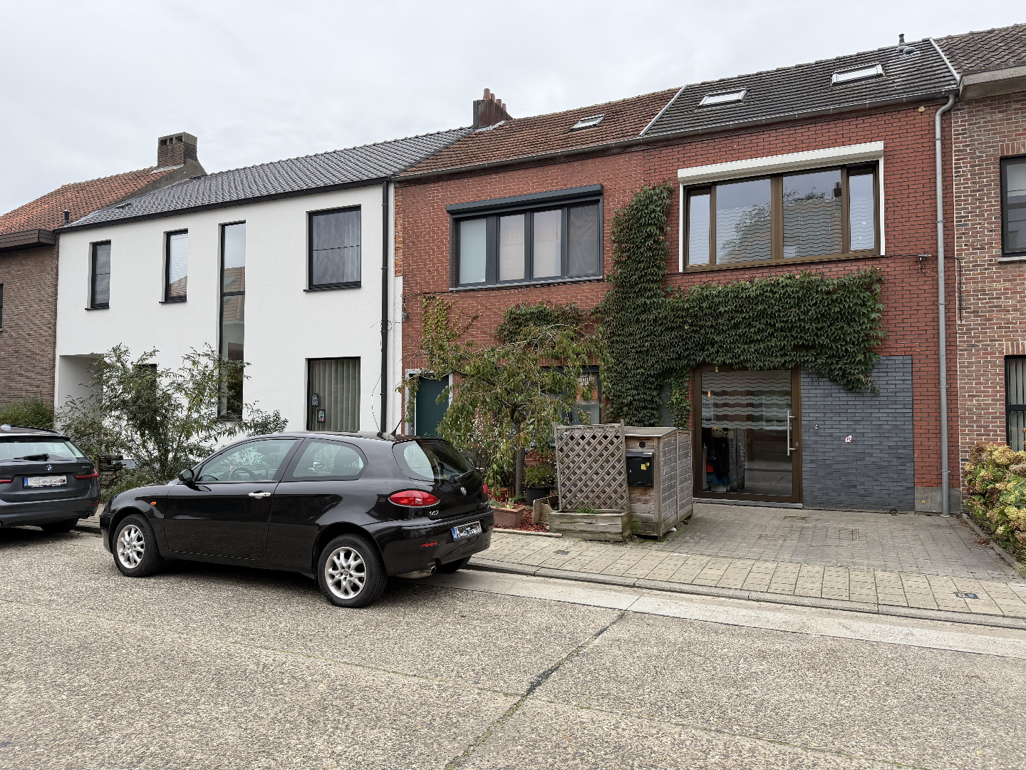 Charmante gezinswoning met 3 slaapkamers en verrassend ruime tuin in Ekeren-Mariaburg 