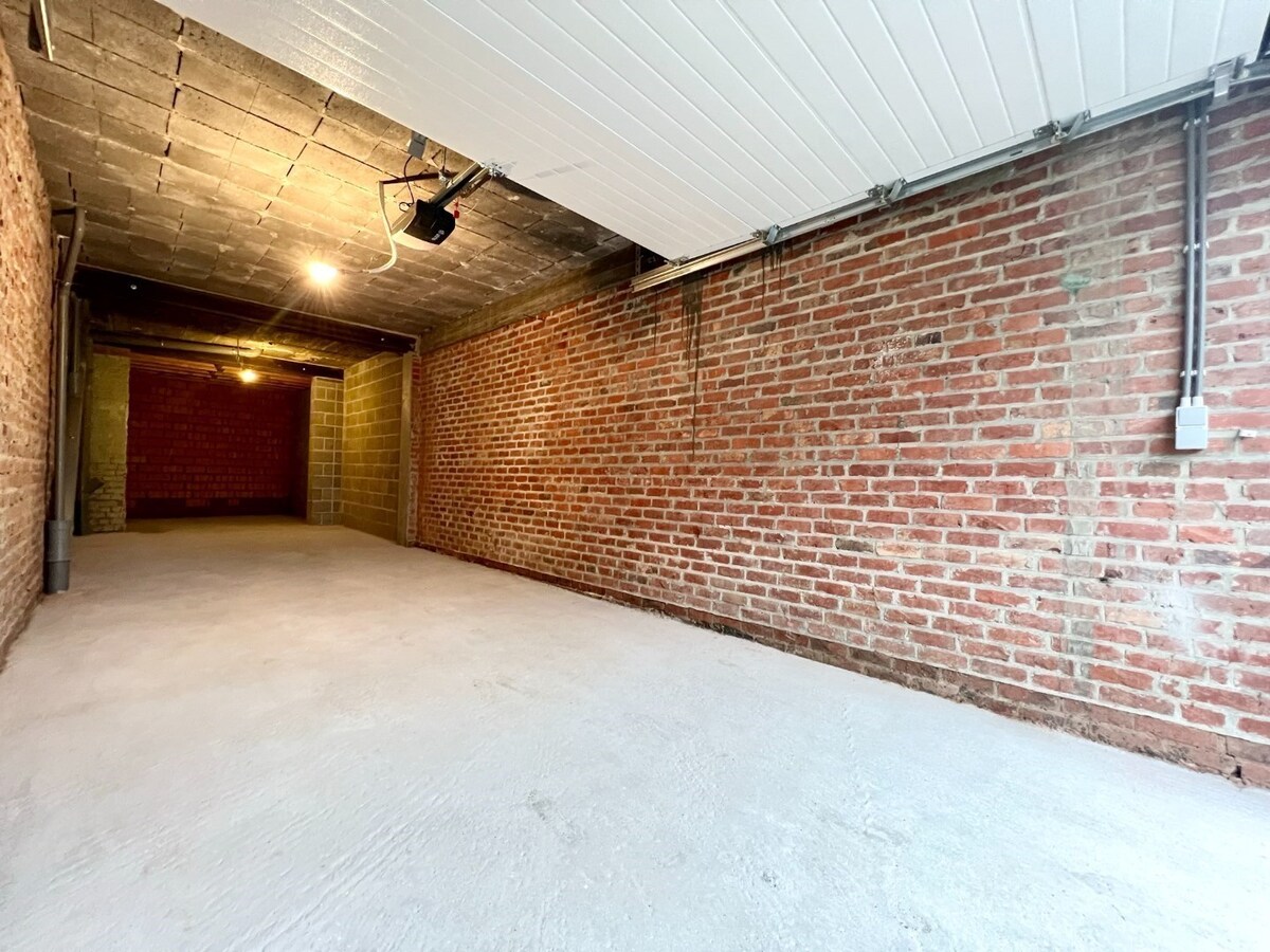 Garage/ mini entrepôt de +/- 50 m2 avec porte sectionnelle motorisée 