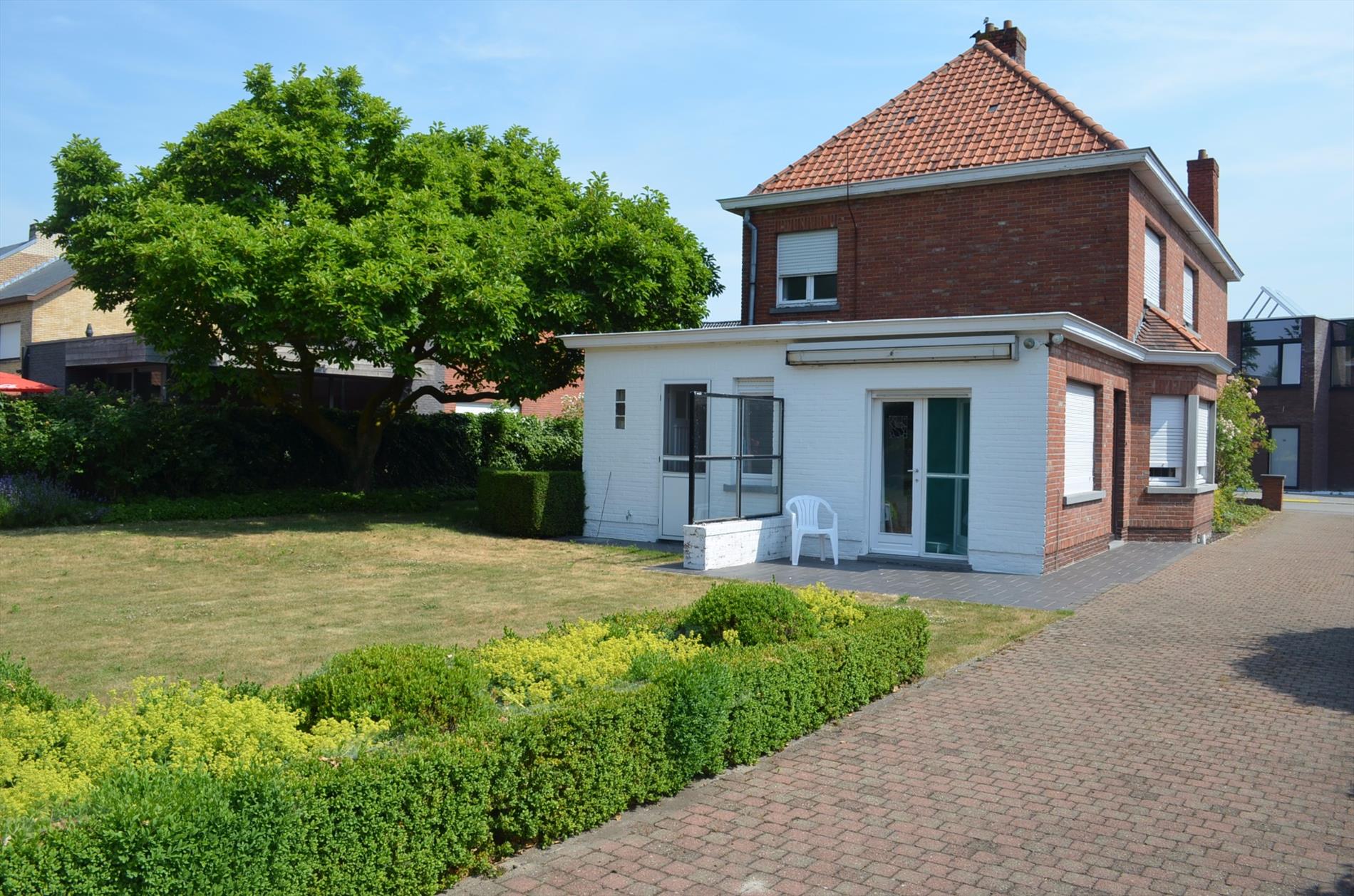 Open bebouwing met 3 slpks en garage te Adegem 