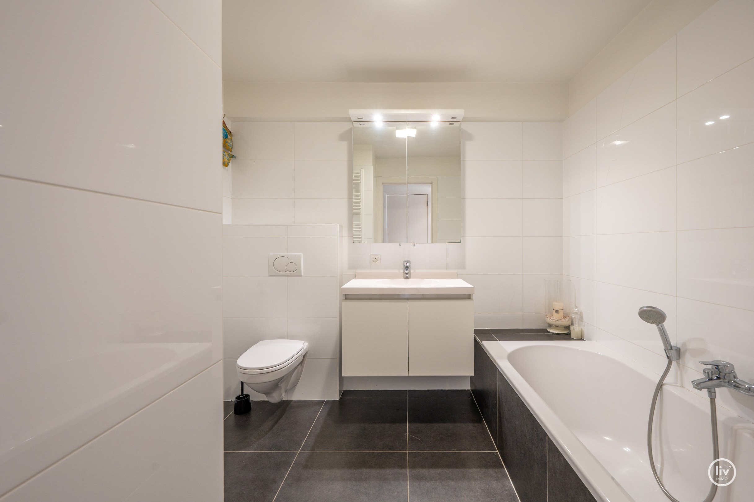 Ruim en récent (2011) appartement met 2 volwaardige slaapkamers op een topligging vlakbij de Dumortierlaan te Knokke. 