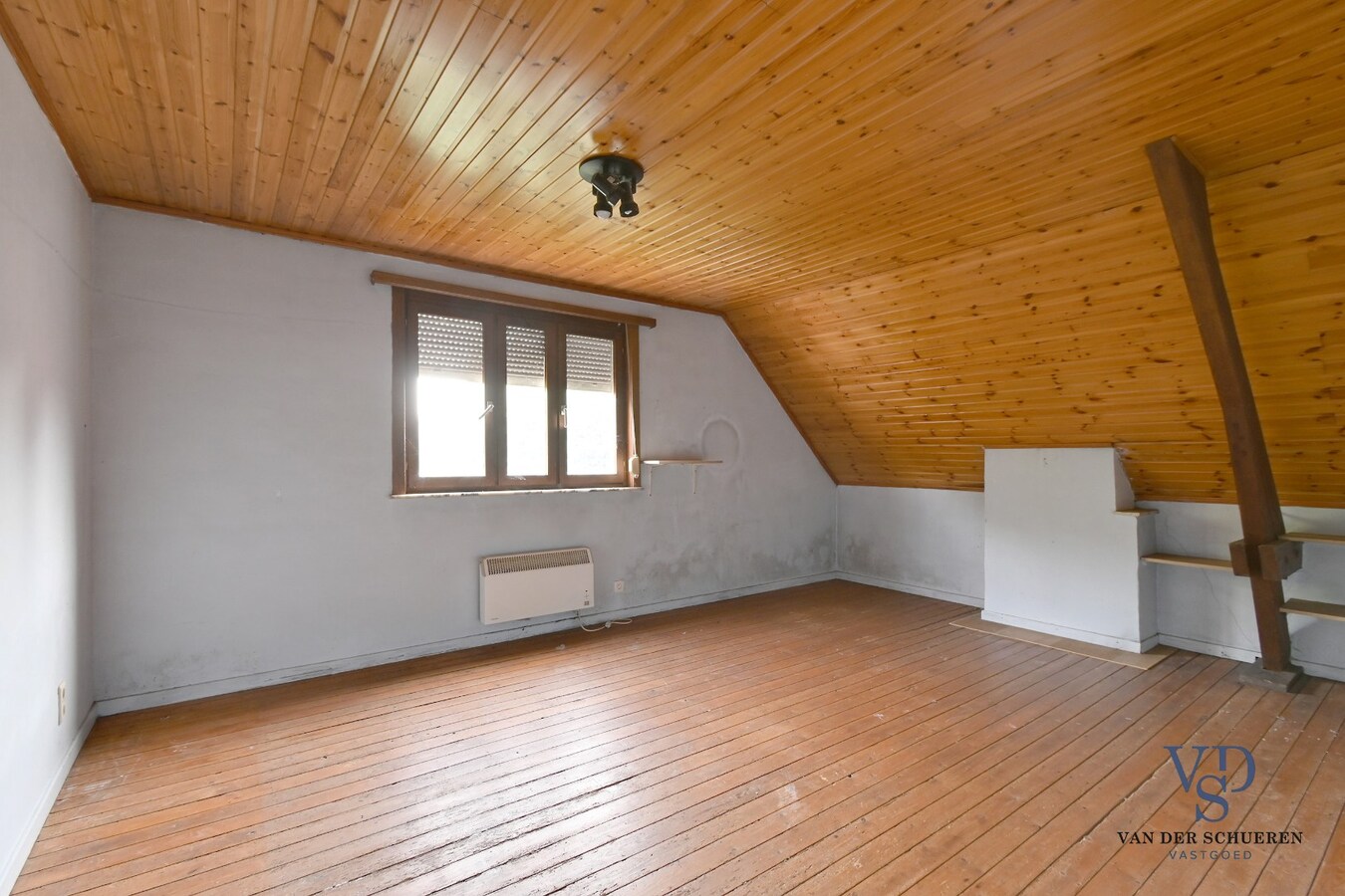 Te renoveren woning op ruim perceel te Kerkgate Mater. 