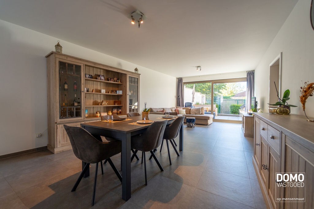 RUIM GELIJKVLOERS APPARTEMENT MET 2 SLAAPKAMERS, TERRAS EN PARKEERGELEGENHEID TE HASSELT (SINT-LAMBRECHTS-HERK) 