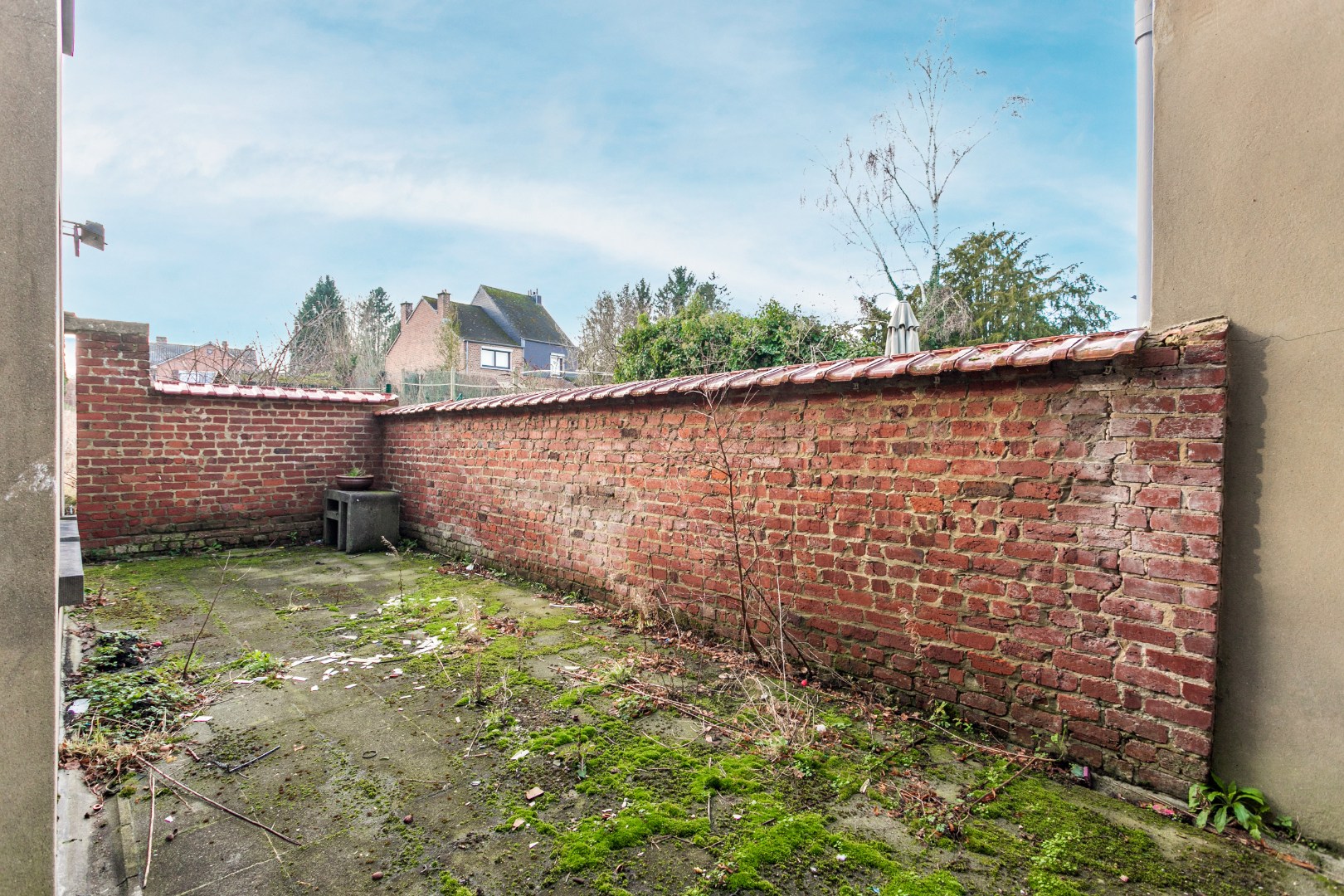 Kraktervolle woning met veel potentieel, 2 autostaanplaatsen en tuin te Dworp 