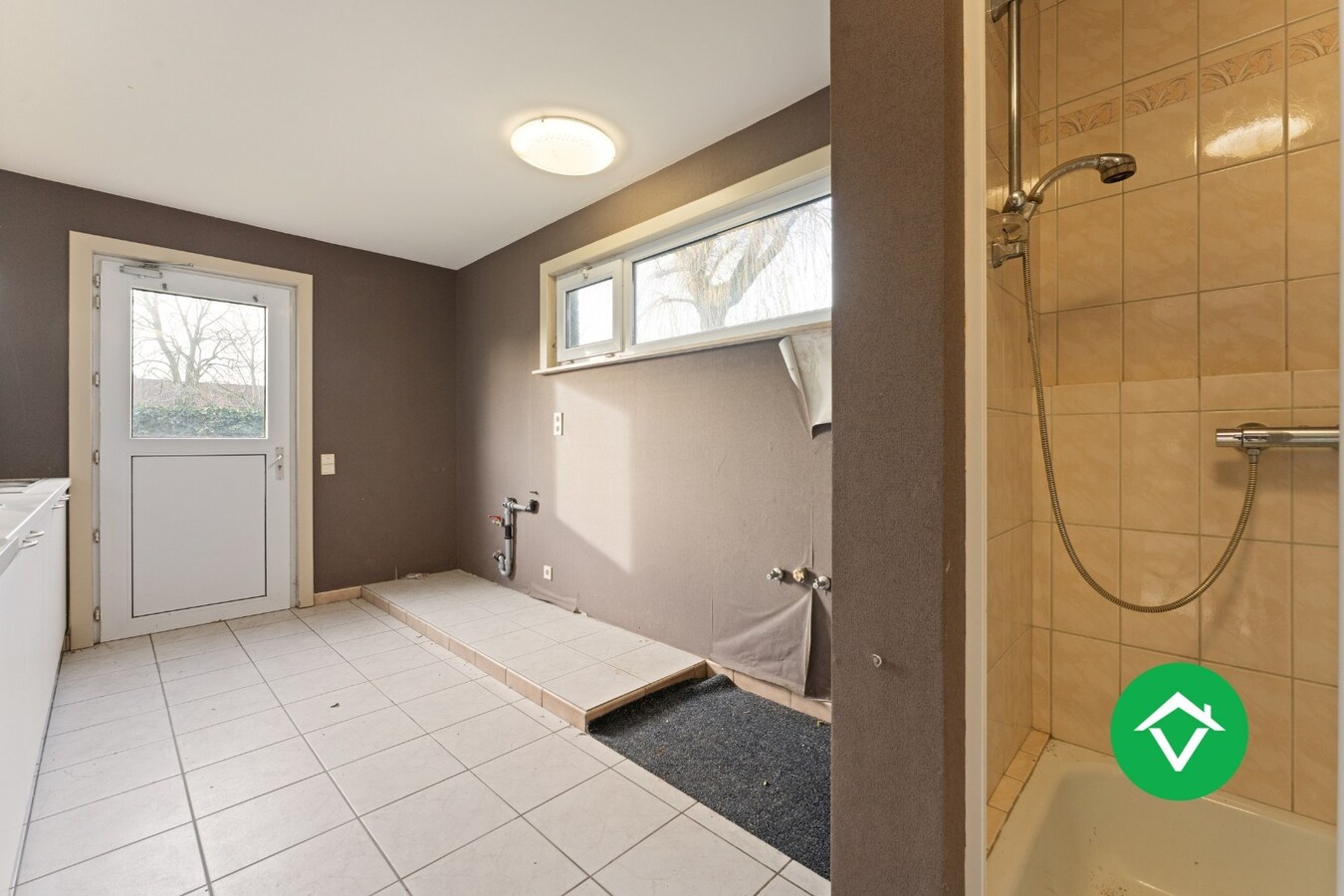 Bedrijfsgebouw met woonst te Ichtegem 