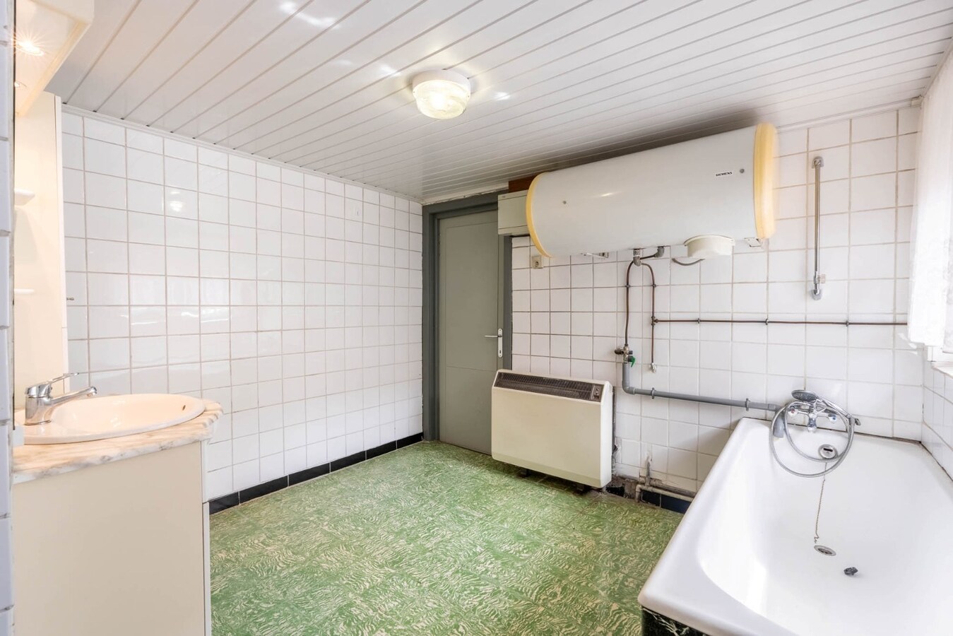 Charmante, te renoveren woning op een perceel van 9a14ca met ruime garage in achtertuin! 