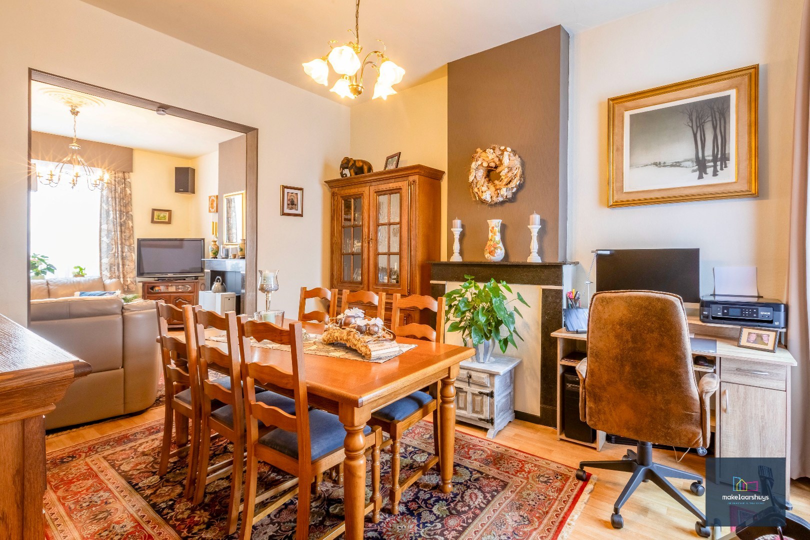 Verzorgde halfopen bebouwing met grote tuin en carport 