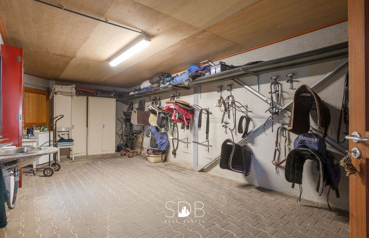 Hippische Complex met woonhuis en appartement op circa 31 Hectare 