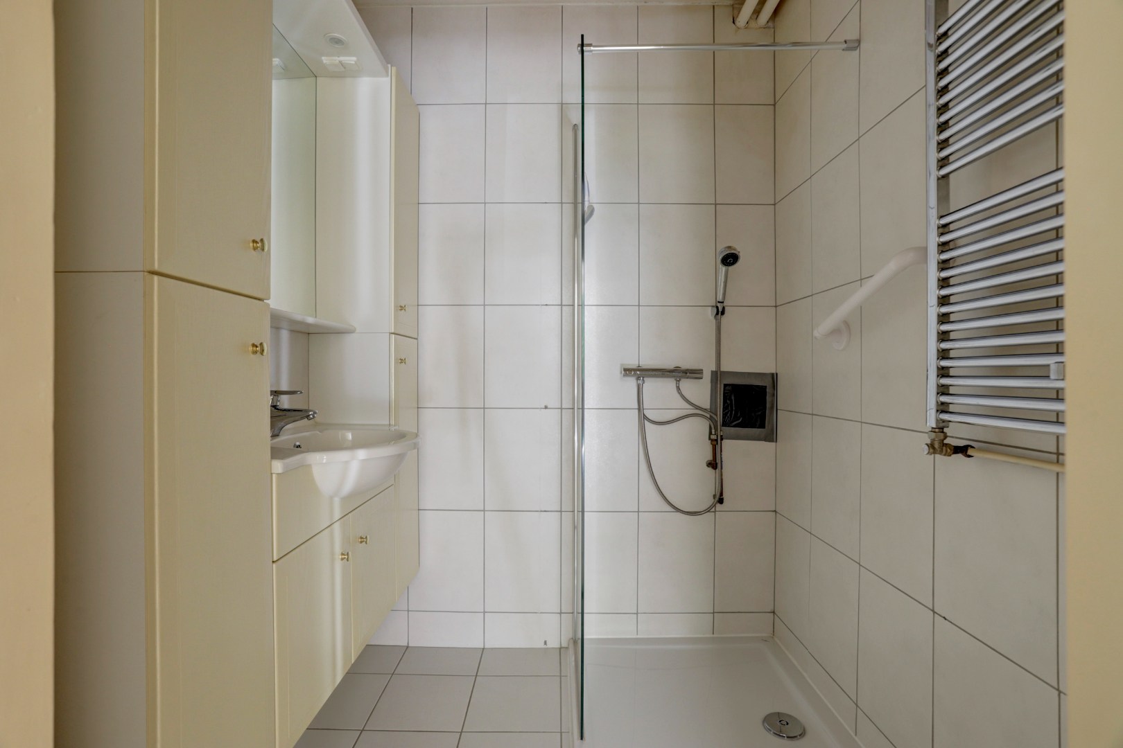 Bijna 100 m² gelijkvloers woonplezier op de begane grond met terras van ca. 36 m².  Deze 3- (voorheen 5) kamerwoning is gelegen op eigen grond! 