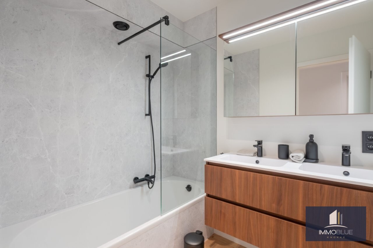 Volledig gerenoveerd, lichtrijk appartement gelegen in een kleine residentie. 