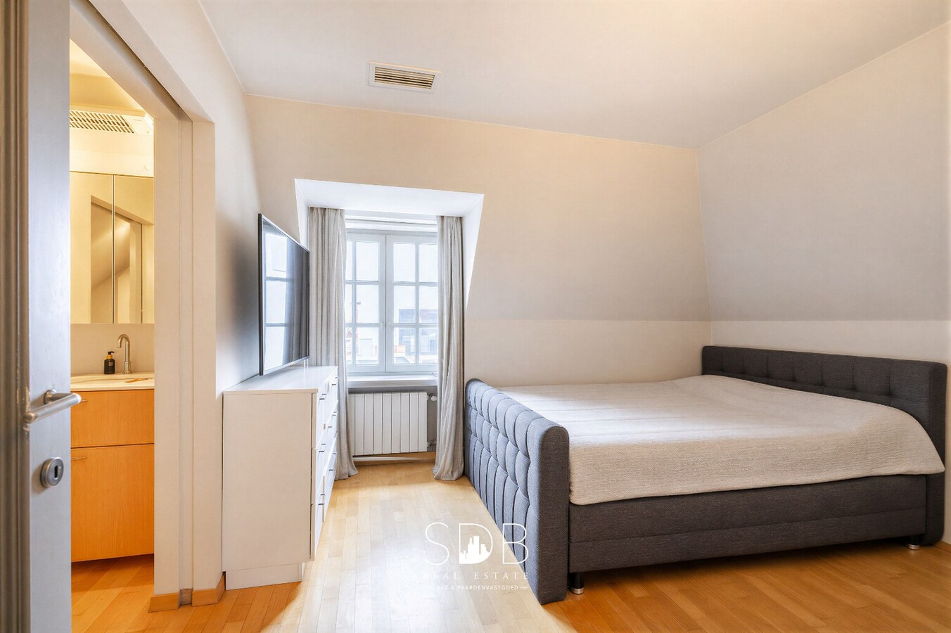 Landelijke villa met bijgebouwen en graslanden op 23.740m² 