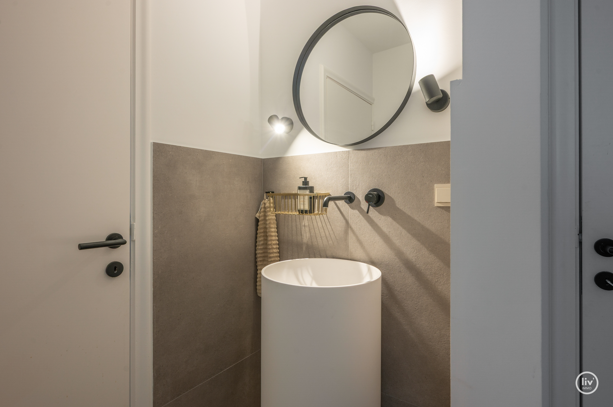 Magnifique villa rénovée avec toit de chaume, bien située près de Duinenwater à Knokke. 