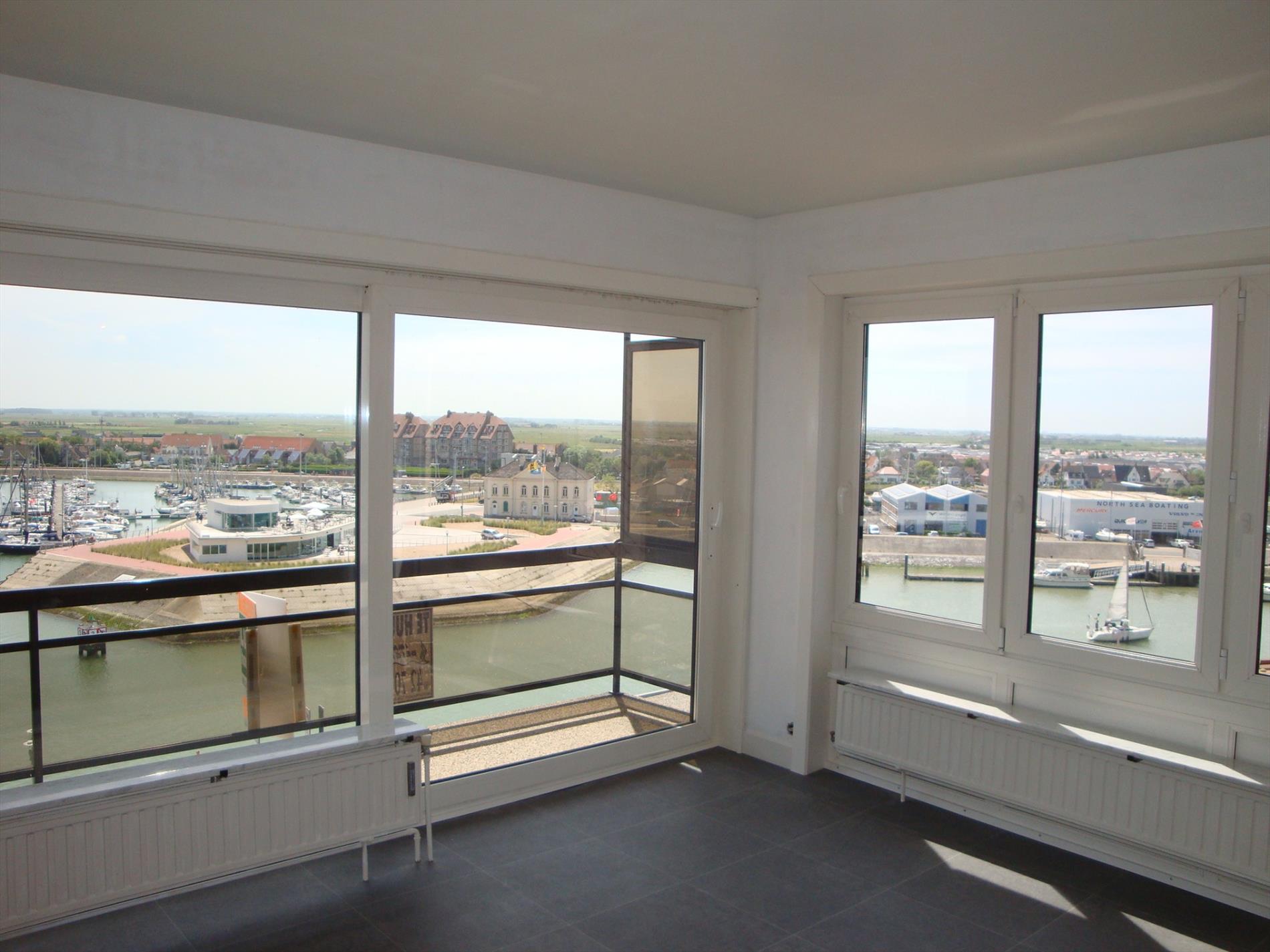 Voll. gerenoveerd 3-slpk HOEKapp. op 7e verd. met havenzicht 