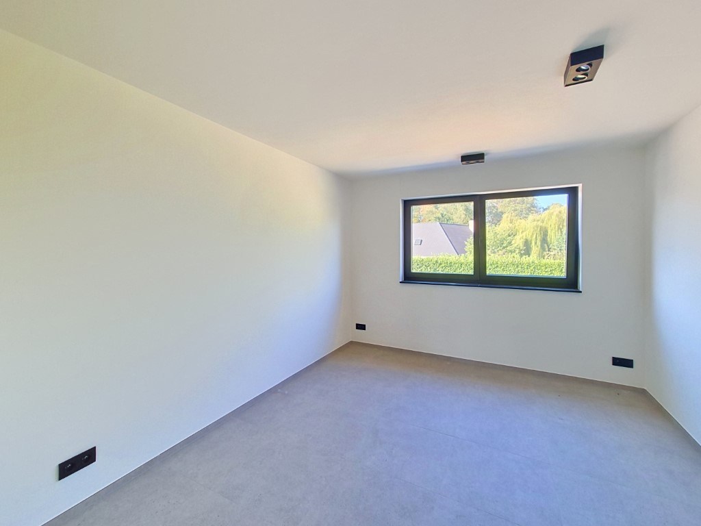 Nieuwbouwwoning met 3 slpk en polyvalente ruimte 