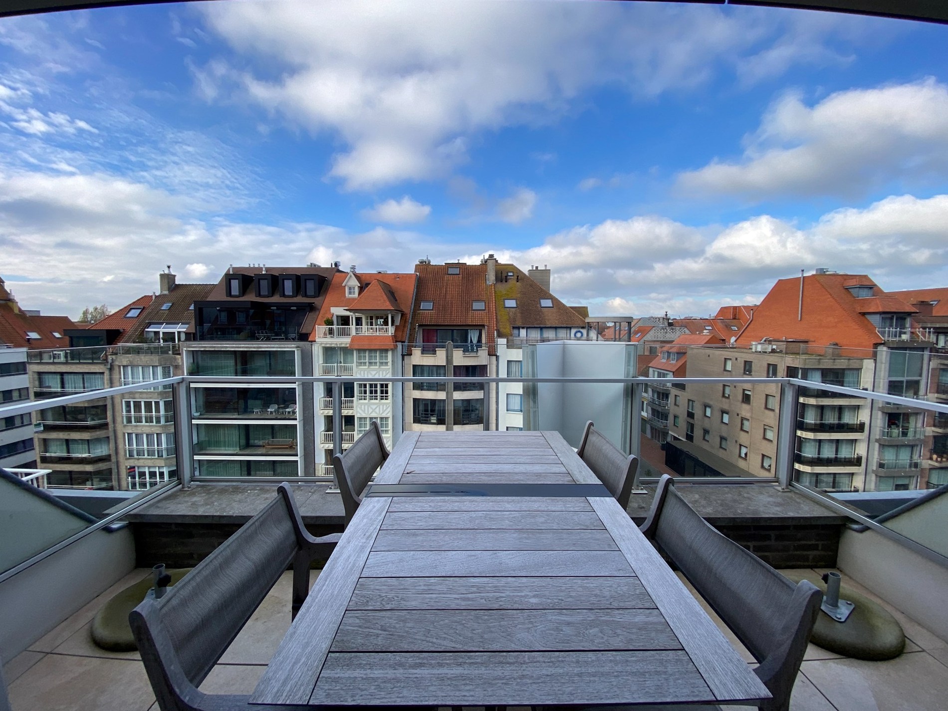 Appartement en duplex avec 3 chambres à coucher complètes et deux grandes terrasses ensoleillées offrant une vue dégagée, situé du côté ensoleillé de l'avenue Lippens. 