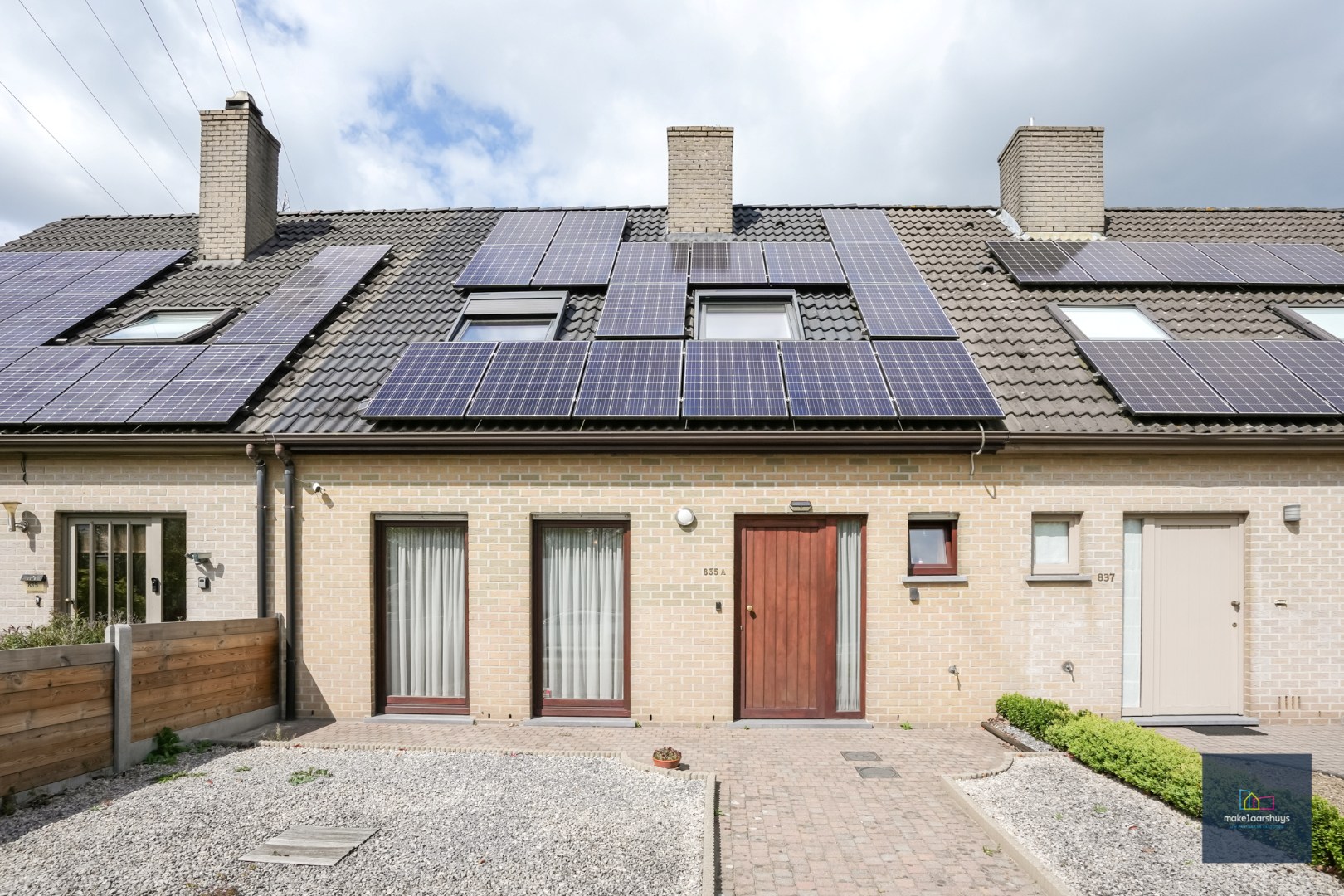 Verzorgde woning in rij met tuin en dubbele garage 