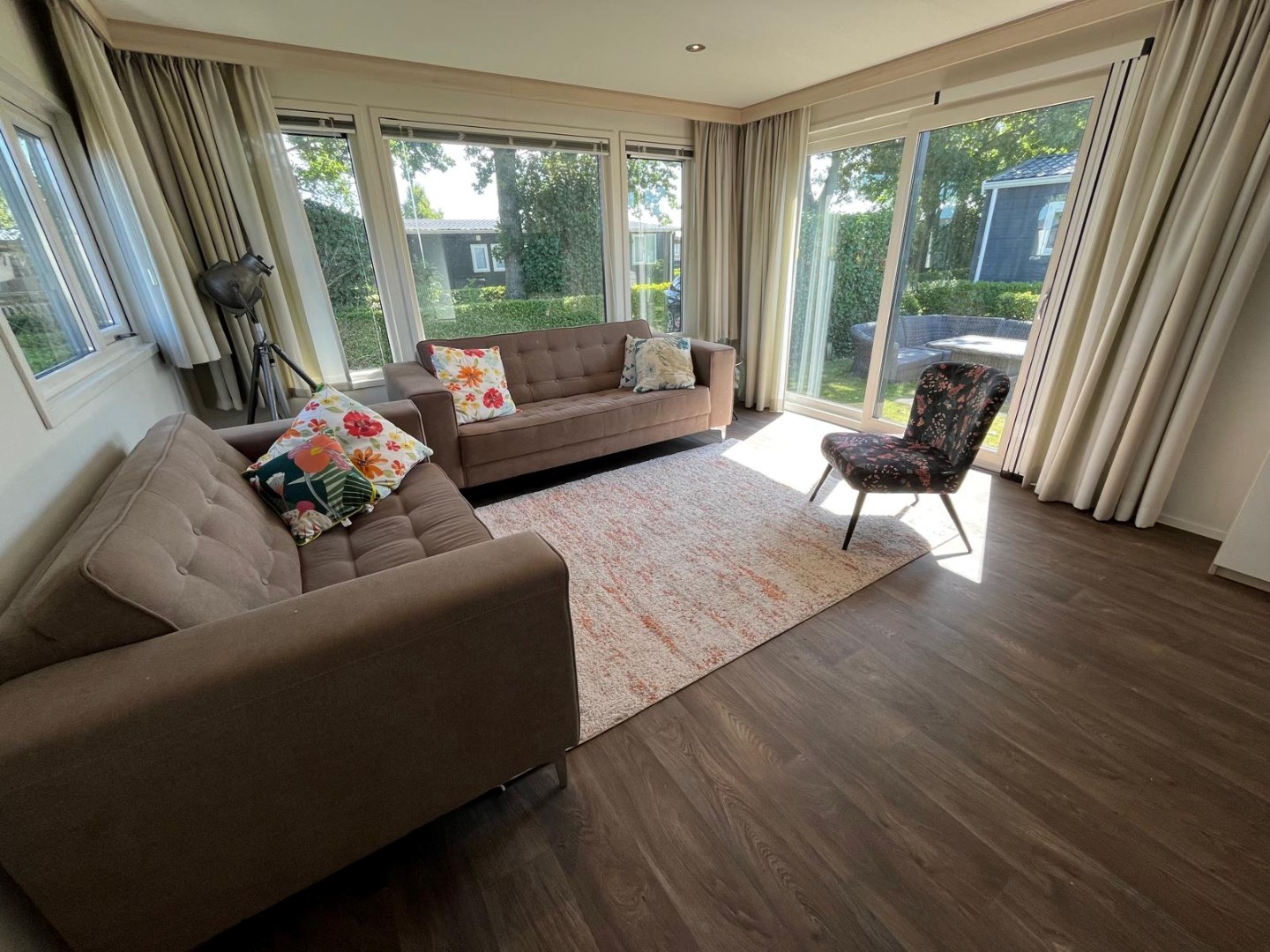 T.A. Makelaardij biedt aan: Goed onderhouden chalet (V47) op een rustige plek met veel privacy 