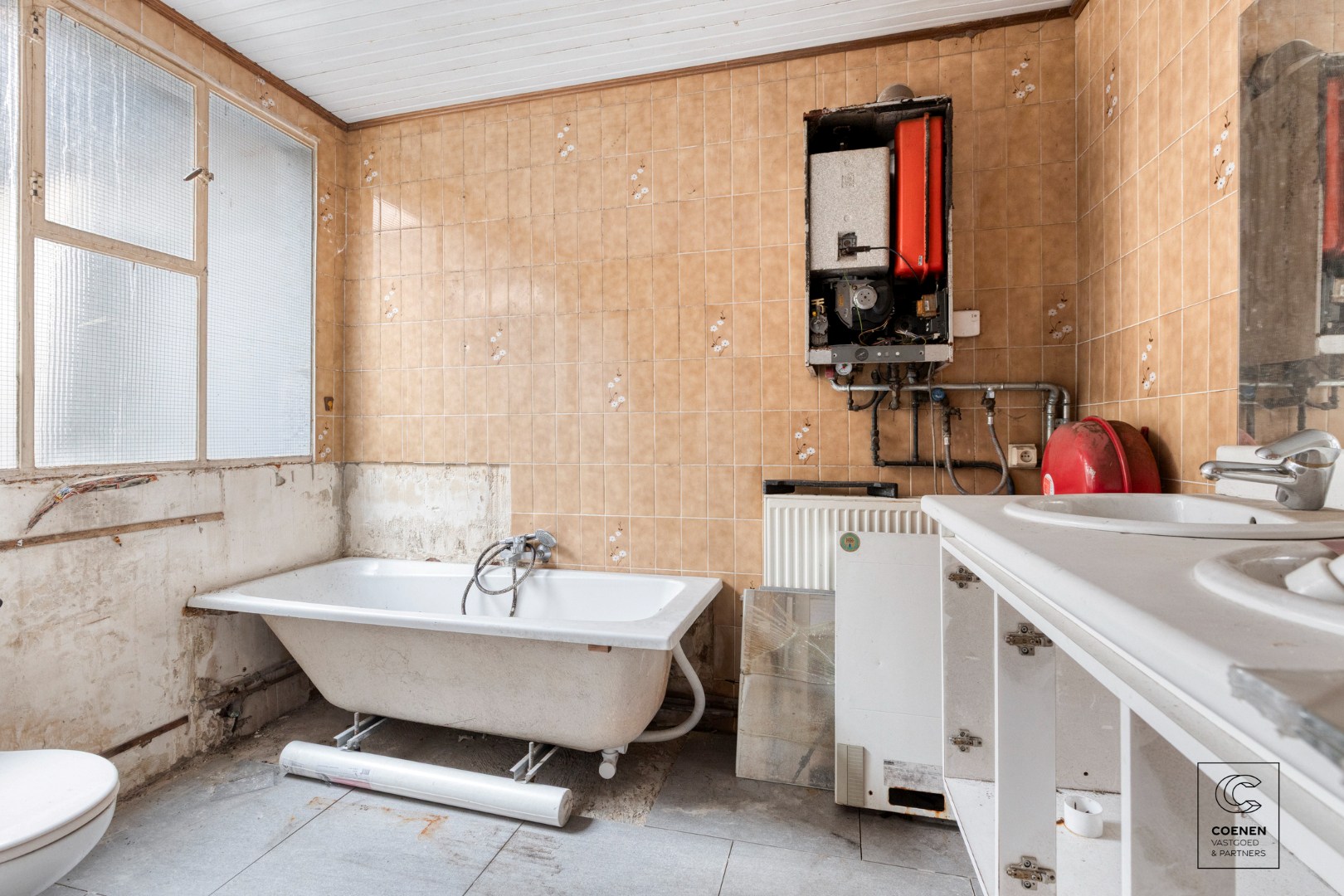 Te renoveren appartement met handelsruimte op een gunstige locatie te Kessel! 