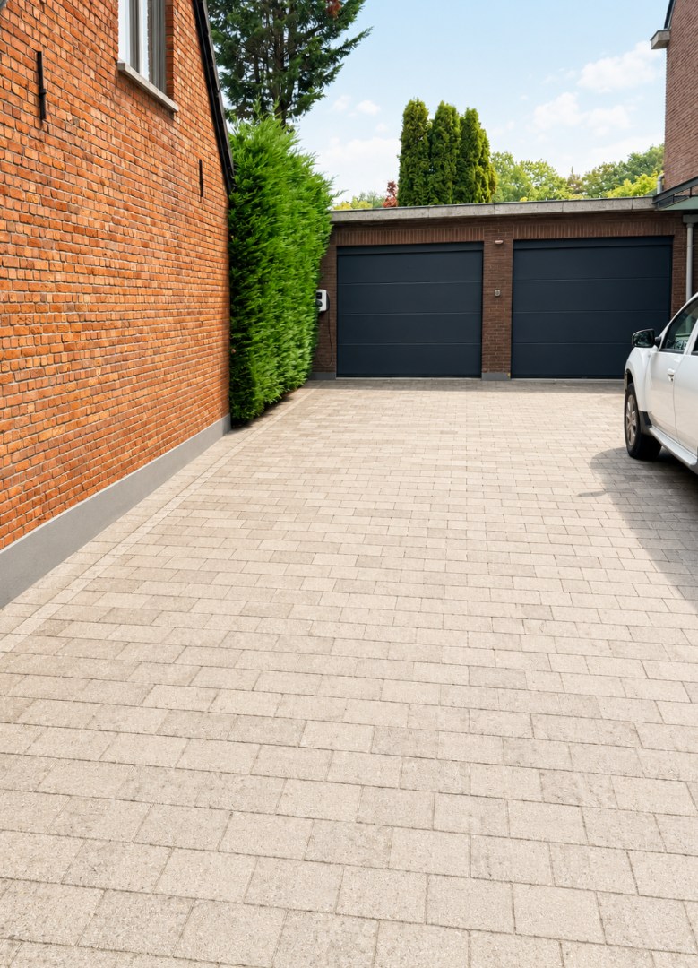 Gerenoveerde halfopen bebouwing met 4 slaapkamers, bureau, tuin en garage in Brasschaat 