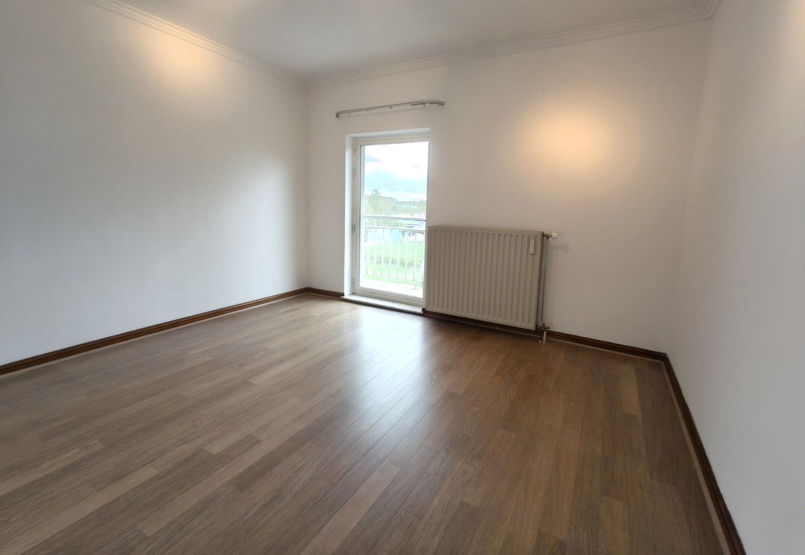 GELIJKVLOERS APPARTEMENT MET GARAGE 