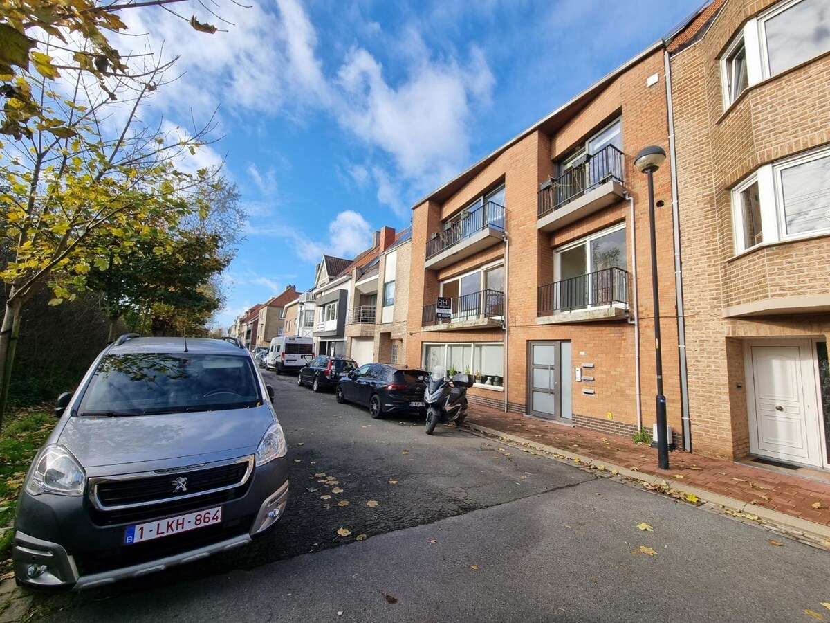 Uitzonderlijk ruim (129m²) en breed (+-10,45m) appartement met drie slaapkamers + mogelijkheid garage 