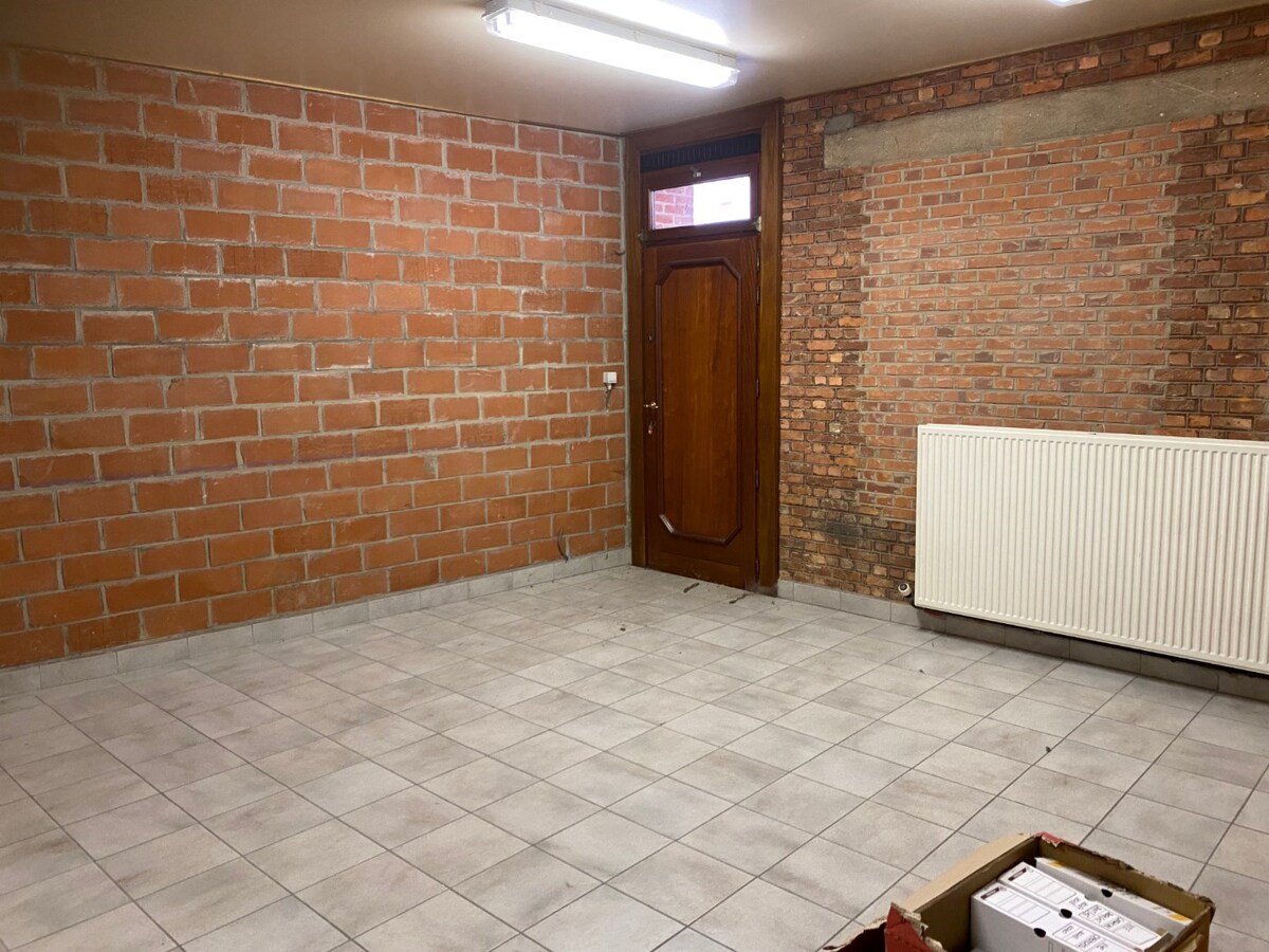 Ruim commercieel pand met parking. Uitstekende ligging nabij station en ziekenhuis. 
