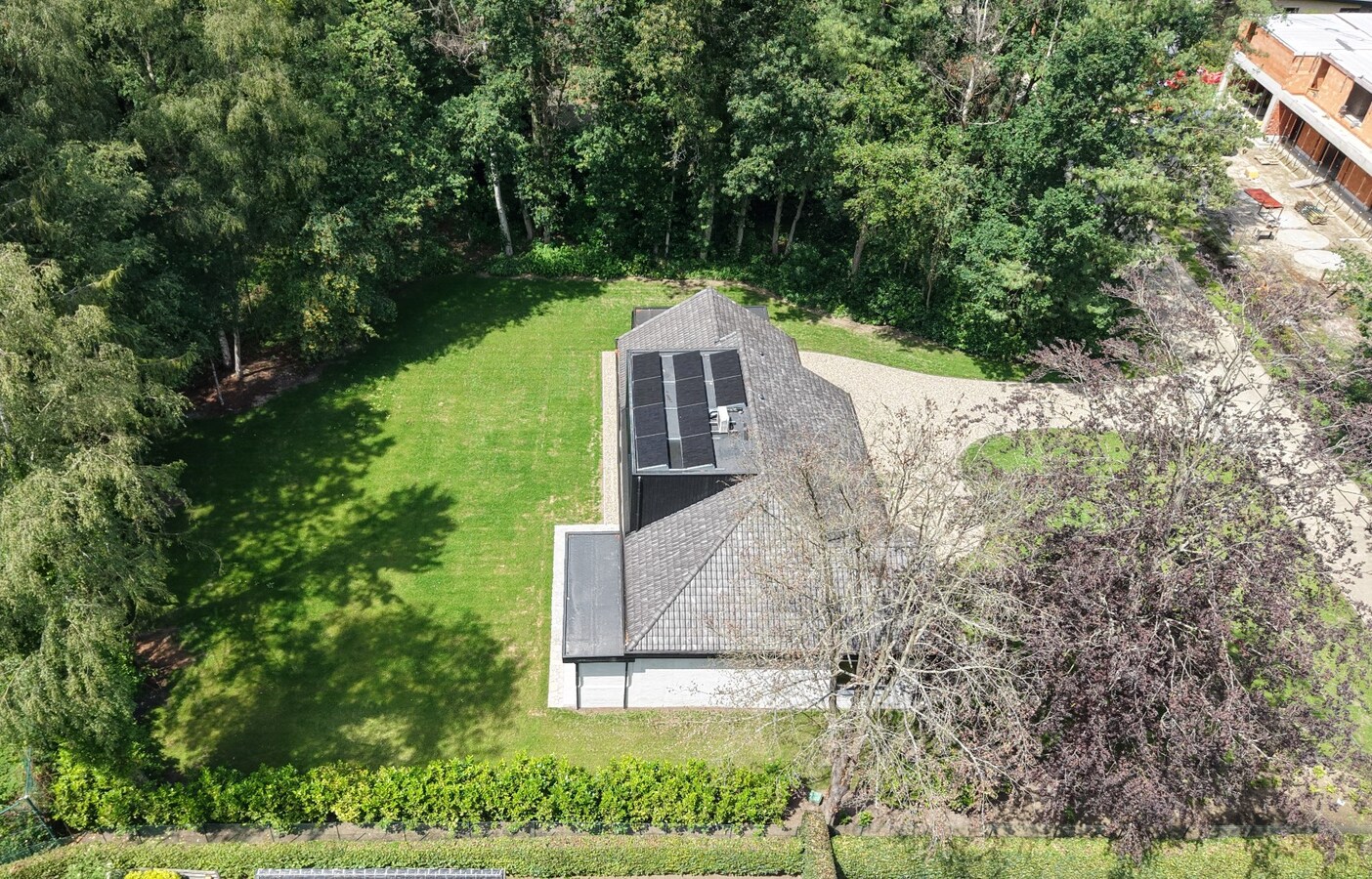 Rustig gelegen eniergiezuinige instapklare luxueuze villa op een West-perceel van 2.198 m² te Zoersel 