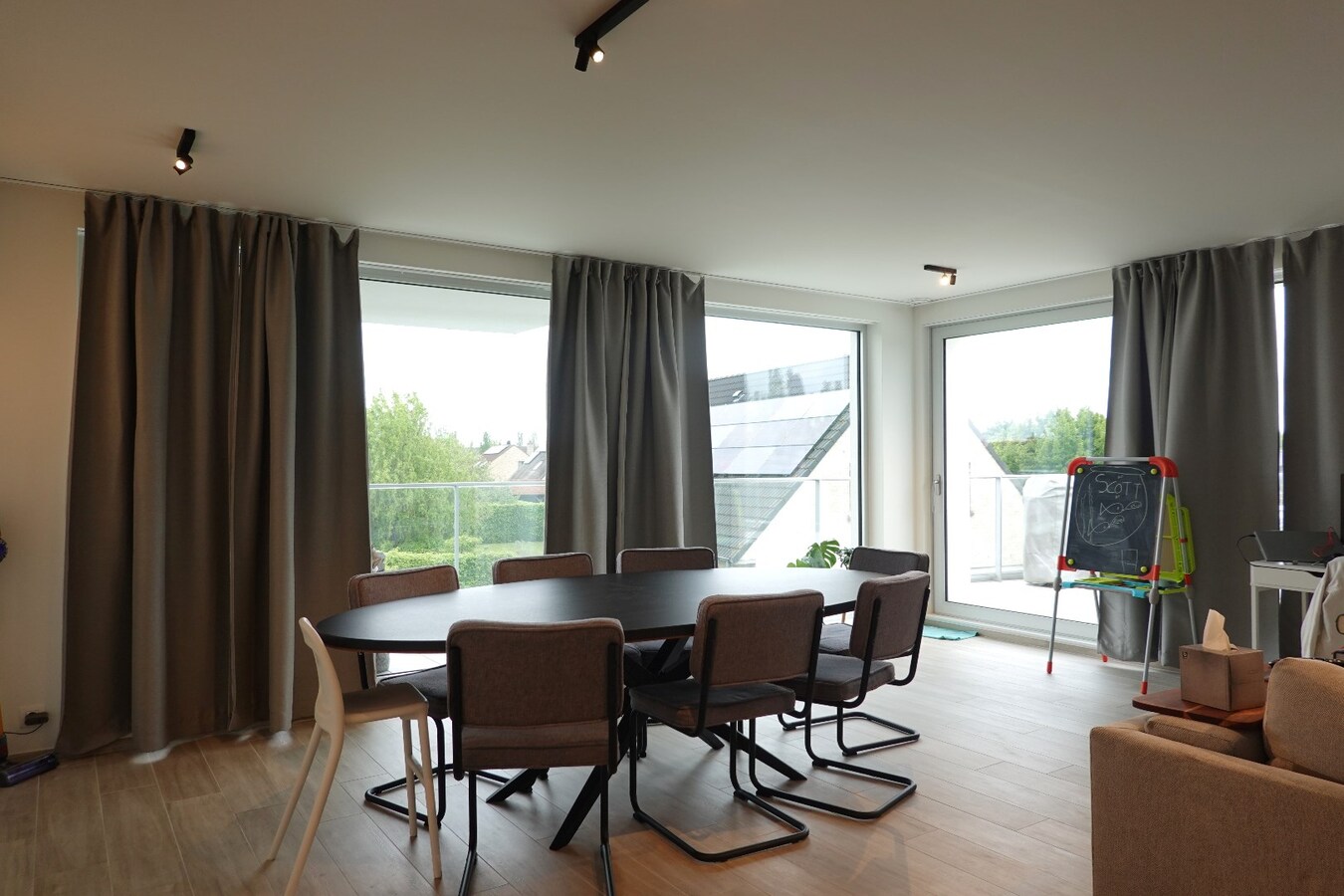 Kwalitatief nieuwbouwappartement met enorm terras en garagebox 