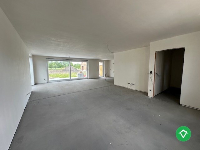 Halfopen nieuwbouwwoning met drie slaapkamers en carport in Moere 