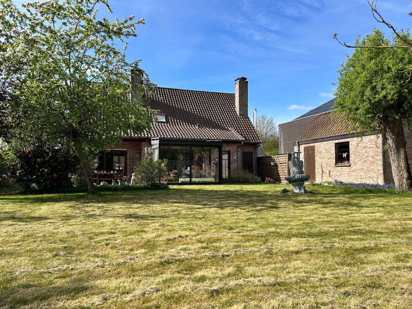 Degelijke alleenstaande woning met twee garages en tuin op 788m² 