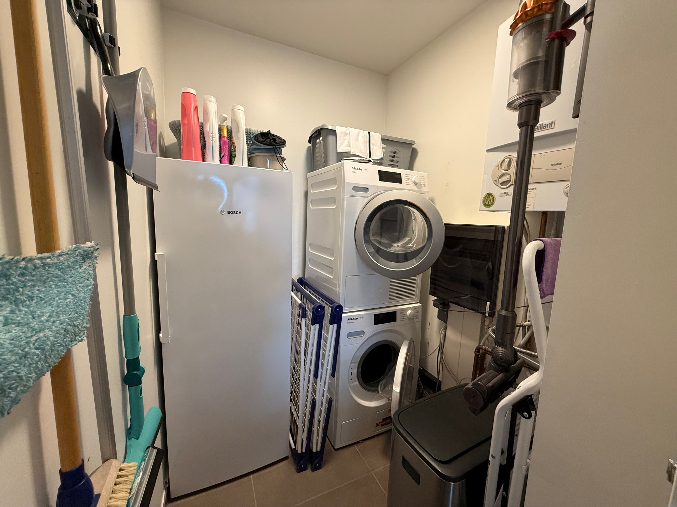ONGEMEUBELD - Prachtig woonappartement met aangename terrassen en parking in het gebouw. Huur op VENNOOTSCHAP is mogelijk. 