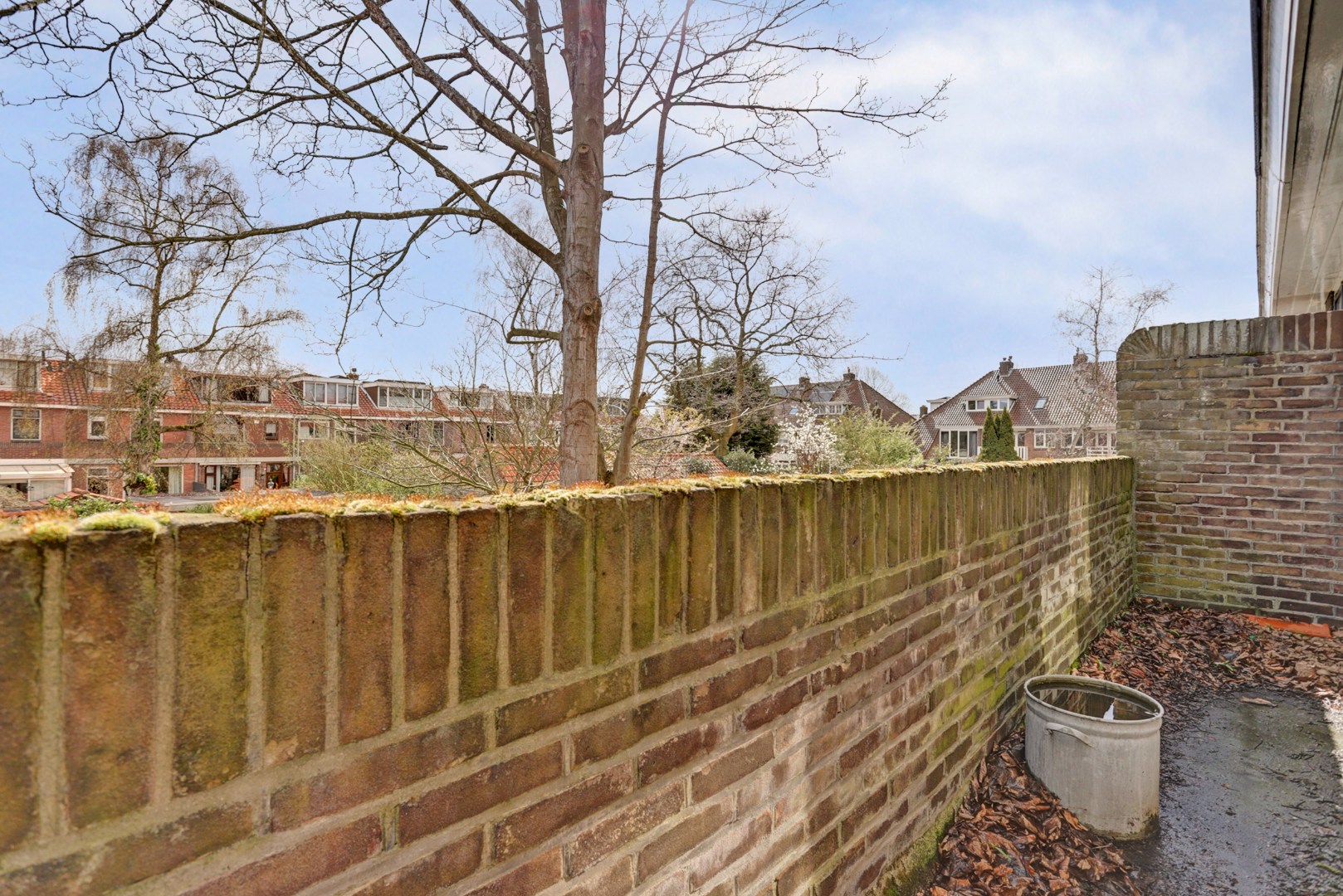 Unieke kans?! Zelf transformeren vanuit de vorige eeuw naar uw eigen hedendaagse smaak, dat kan met deze 5-kamer tussenwoning met 20m diepe tuin! 