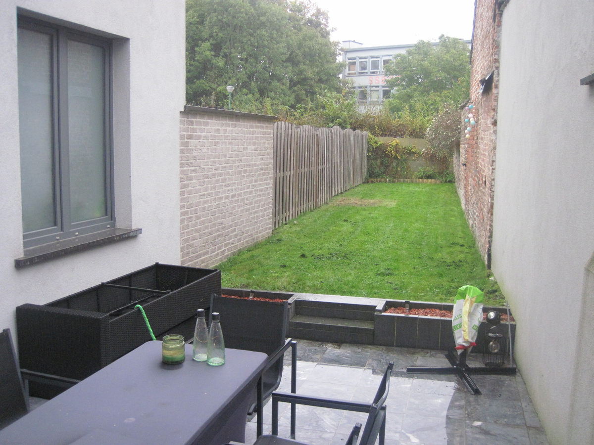 Recent vernieuwde, ruime rijwoning in hartje Gavere. 