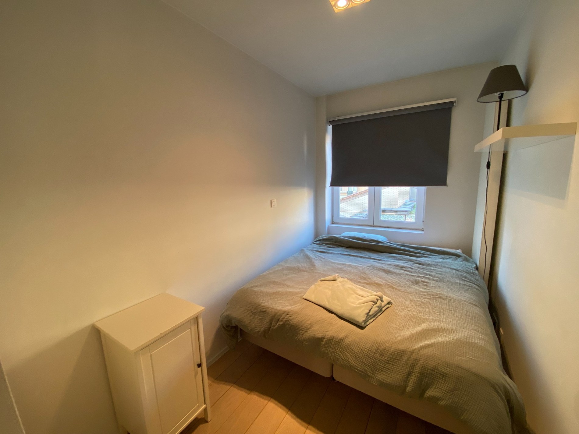 Meublé: Appartement récemment rénové et joliment décoré situé à Oud Knokke à proximité des rues commerçantes. 