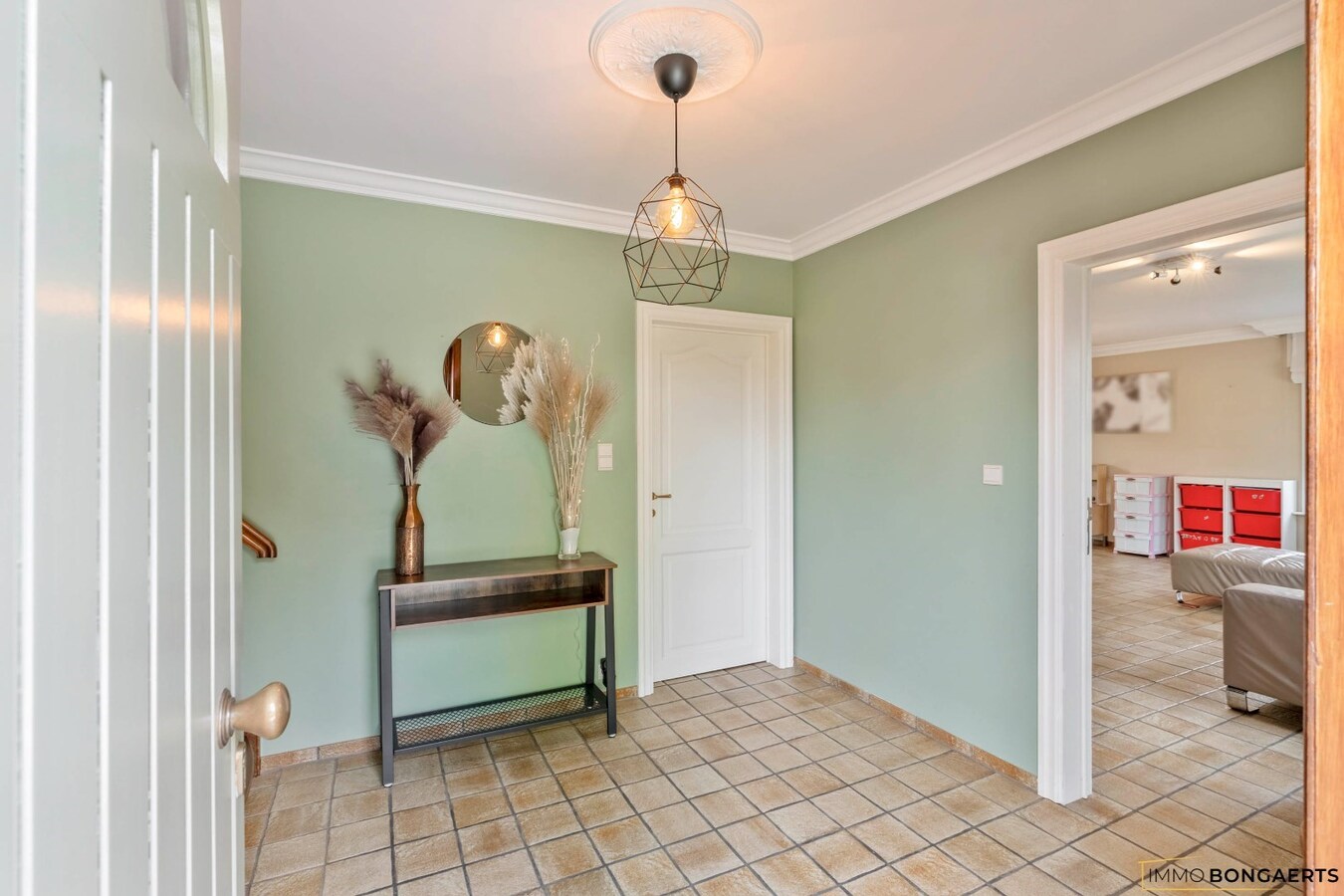 Ruime woning op een zeer rustige locatie met tuin, garage, carport en 3 slaapkamers in Opglabbeek. 