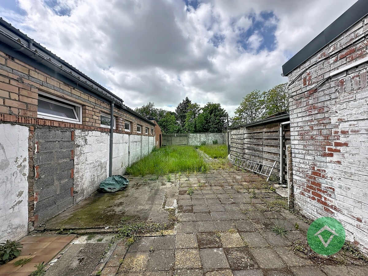 Op te frissen gezinswoning met vier slaapkamers, inpandige garage te Koekelare 